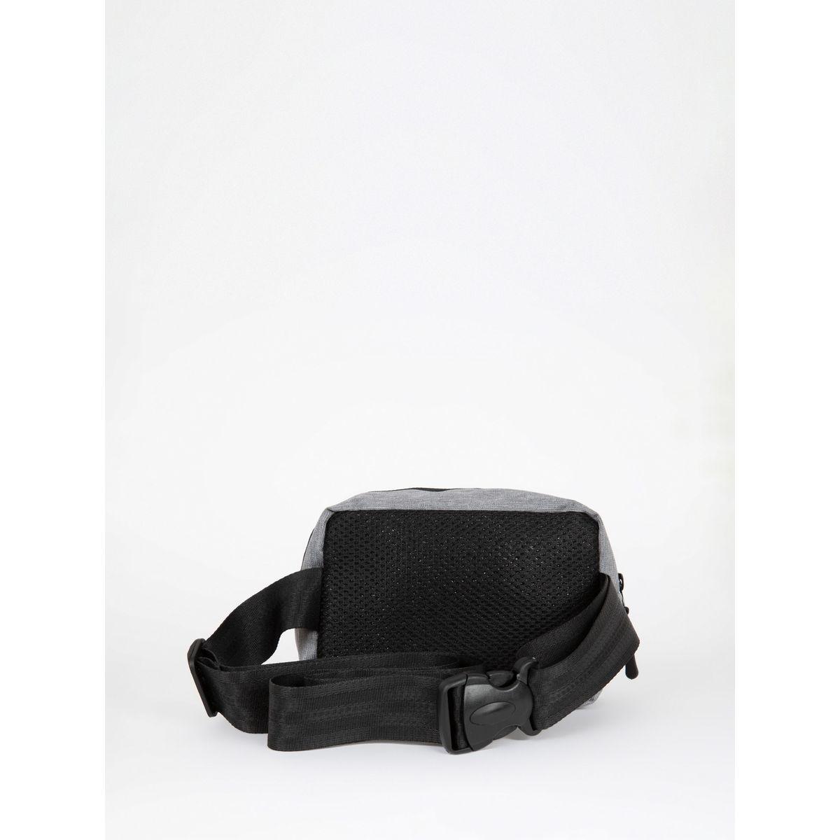 شنطة كروس مزينة بشارة مع جيب بسحَّاب غلق ديفاكتو × ستايلي-men-bags-image-3