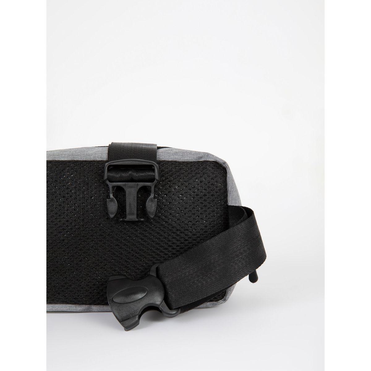 شنطة كروس مزينة بشارة مع جيب بسحَّاب غلق ديفاكتو × ستايلي-men-bags-image-4