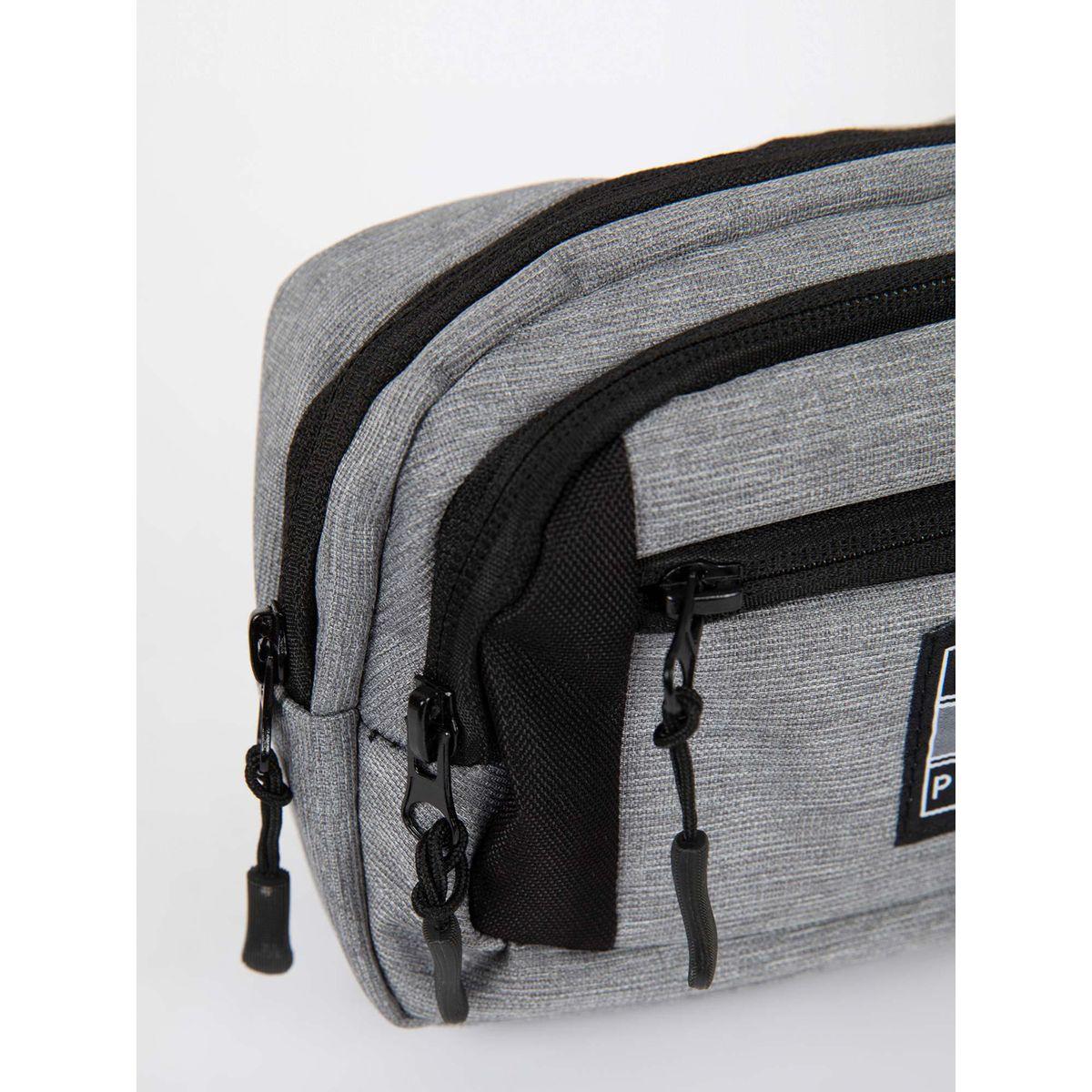 شنطة كروس مزينة بشارة مع جيب بسحَّاب غلق ديفاكتو × ستايلي-men-bags-image-5