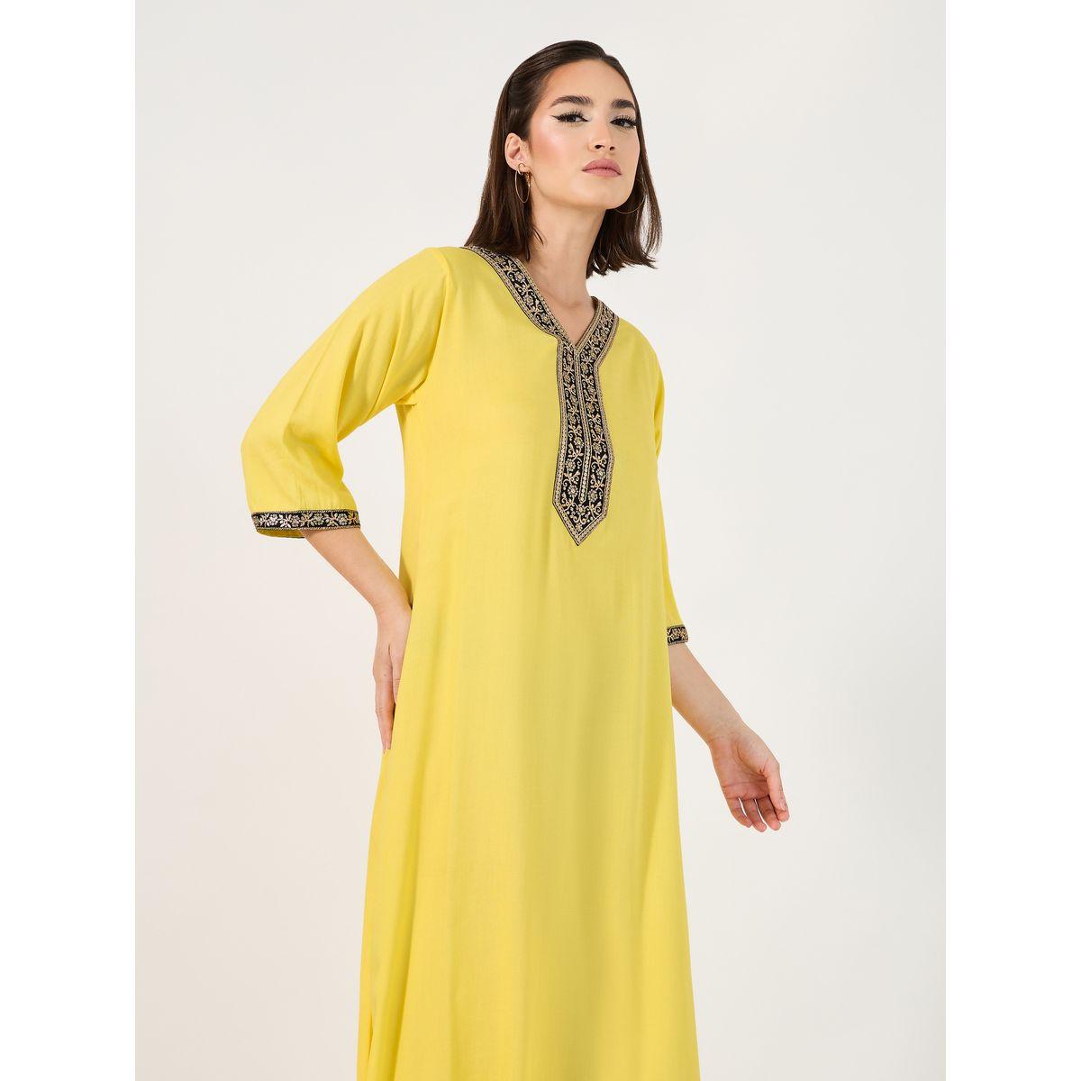 جلابية بتفاصيل مطرزة ورقبة على شكل حرف V وأكمام 3/4-women-arabicclothing-jalabiyas-image-2