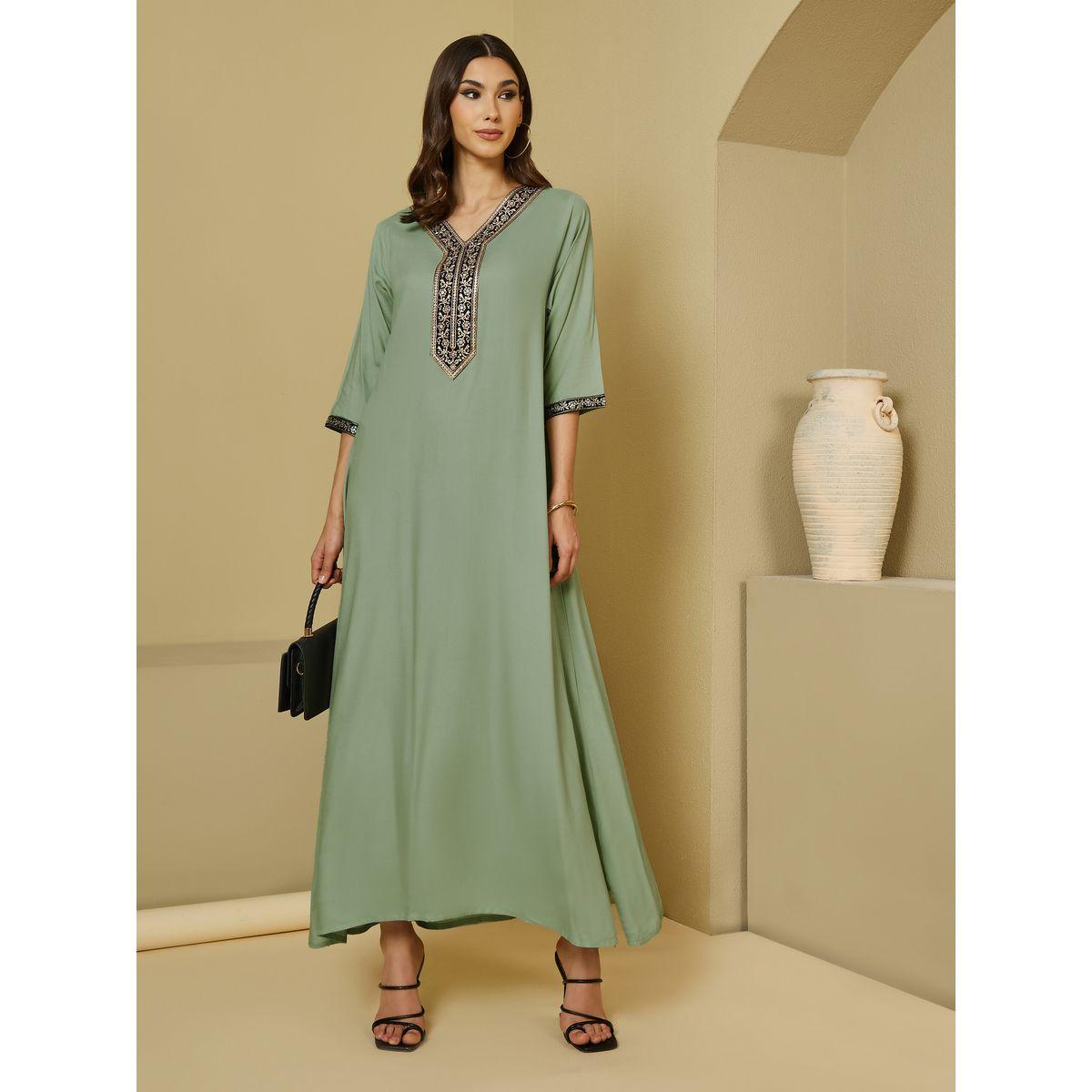 جلابية بياقة V مطرزة وأكمام 3/4-women-arabicclothing-jalabiyas-image-1
