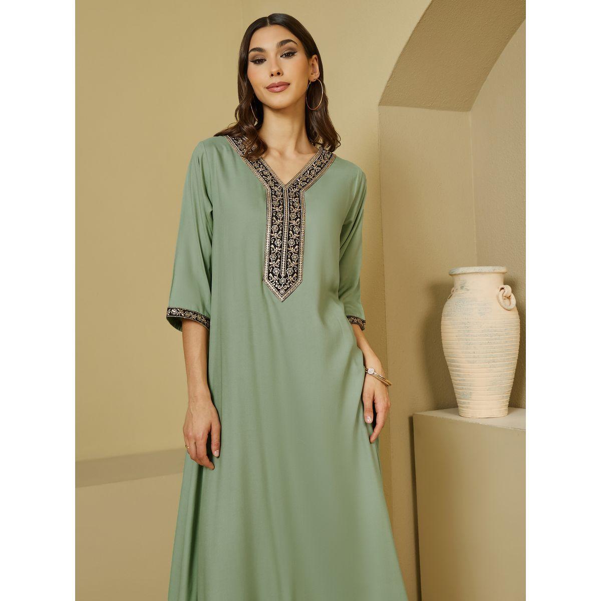 جلابية بياقة V مطرزة وأكمام 3/4-women-arabicclothing-jalabiyas-image-2
