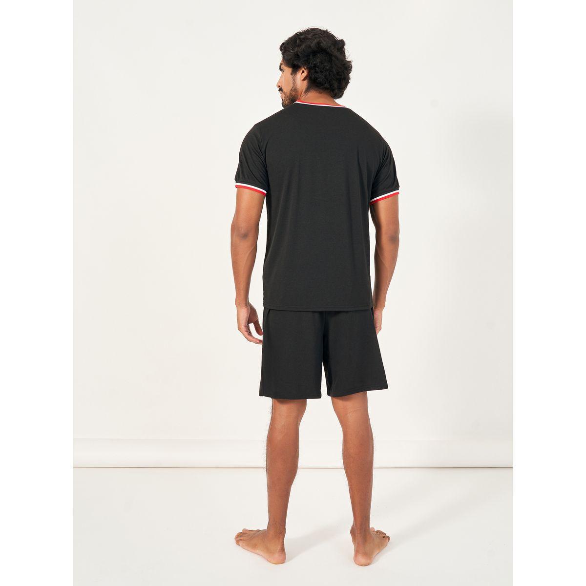 مجموعة من شورت وتيشيرت بتفاصيل مُتباينة-men-clothing-nightwear-sets-image-5