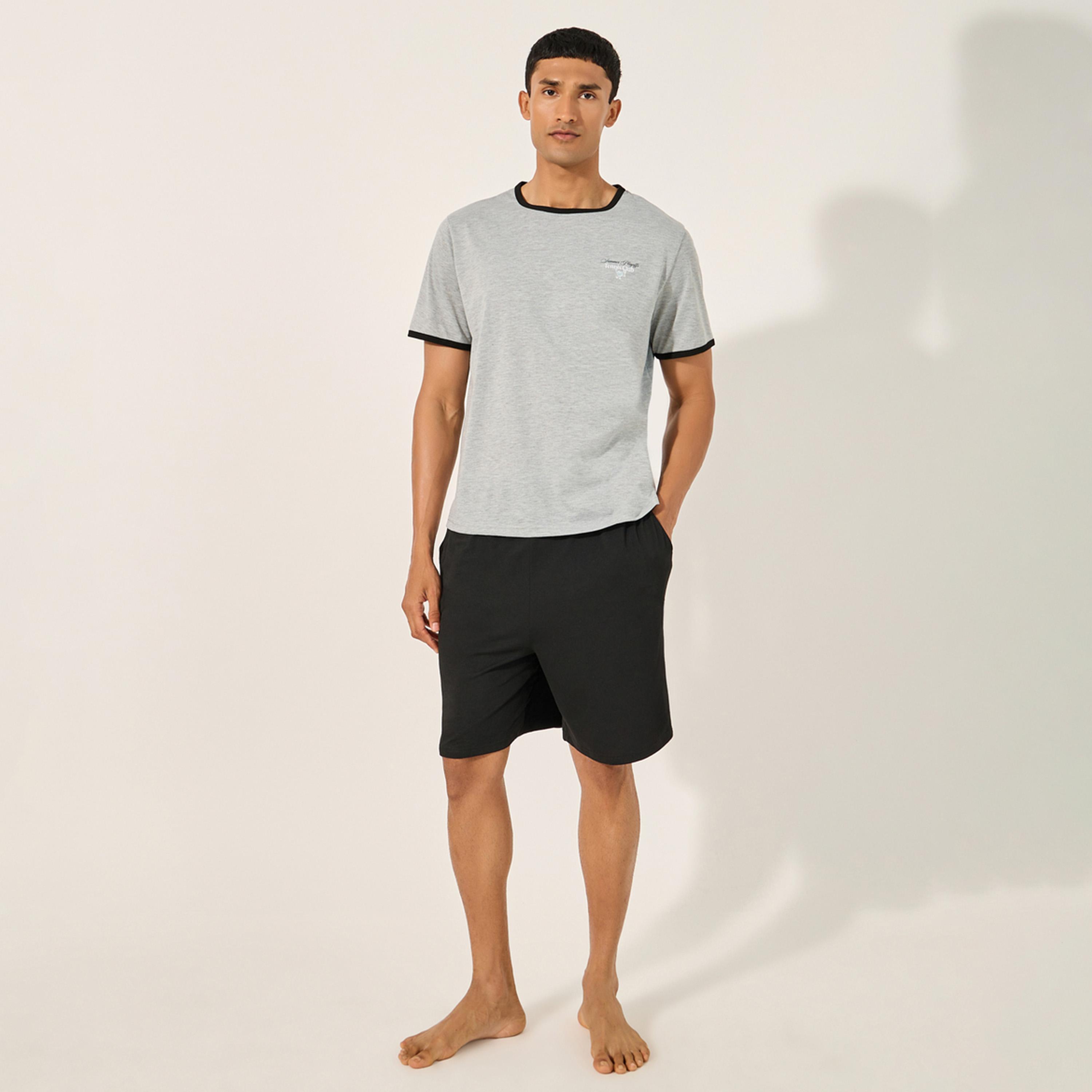 ستايلي - طقم بيجامة من تي شيرت وشورت بطبعة شعار-men-clothing-nightwear-sets-image-1