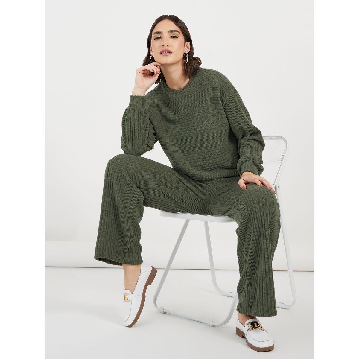 طقم منسق من بنطال بأرجل واسعة وبلوزة بأكمام طويلة-women-clothing-coordsets-image-1