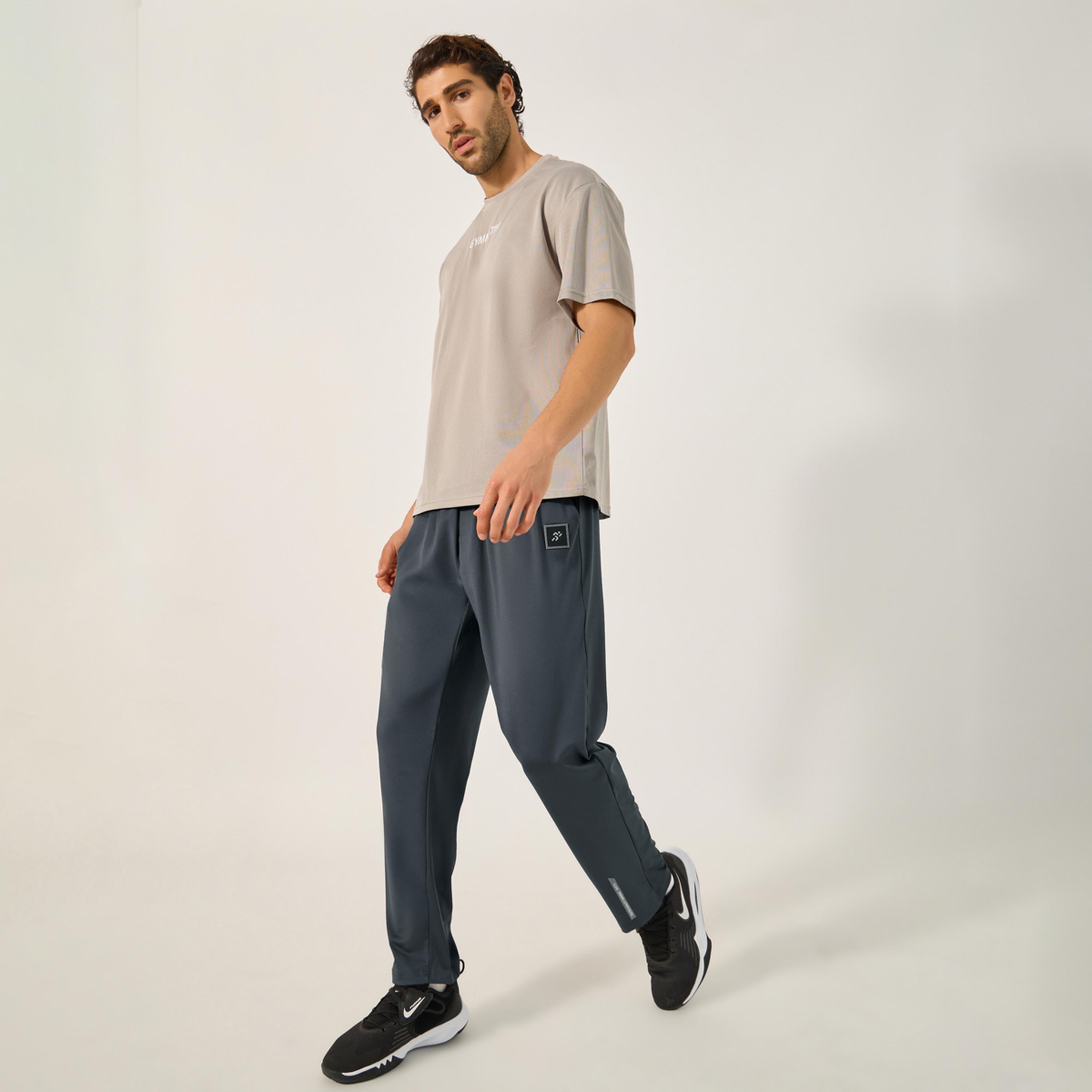 ستايلي - بنطال رياضي بقصّة نحيفة وتفاصيل شارة مع حزام خصر مطبوع-men-clothing-sportswearandactivewear-bottoms-image-2