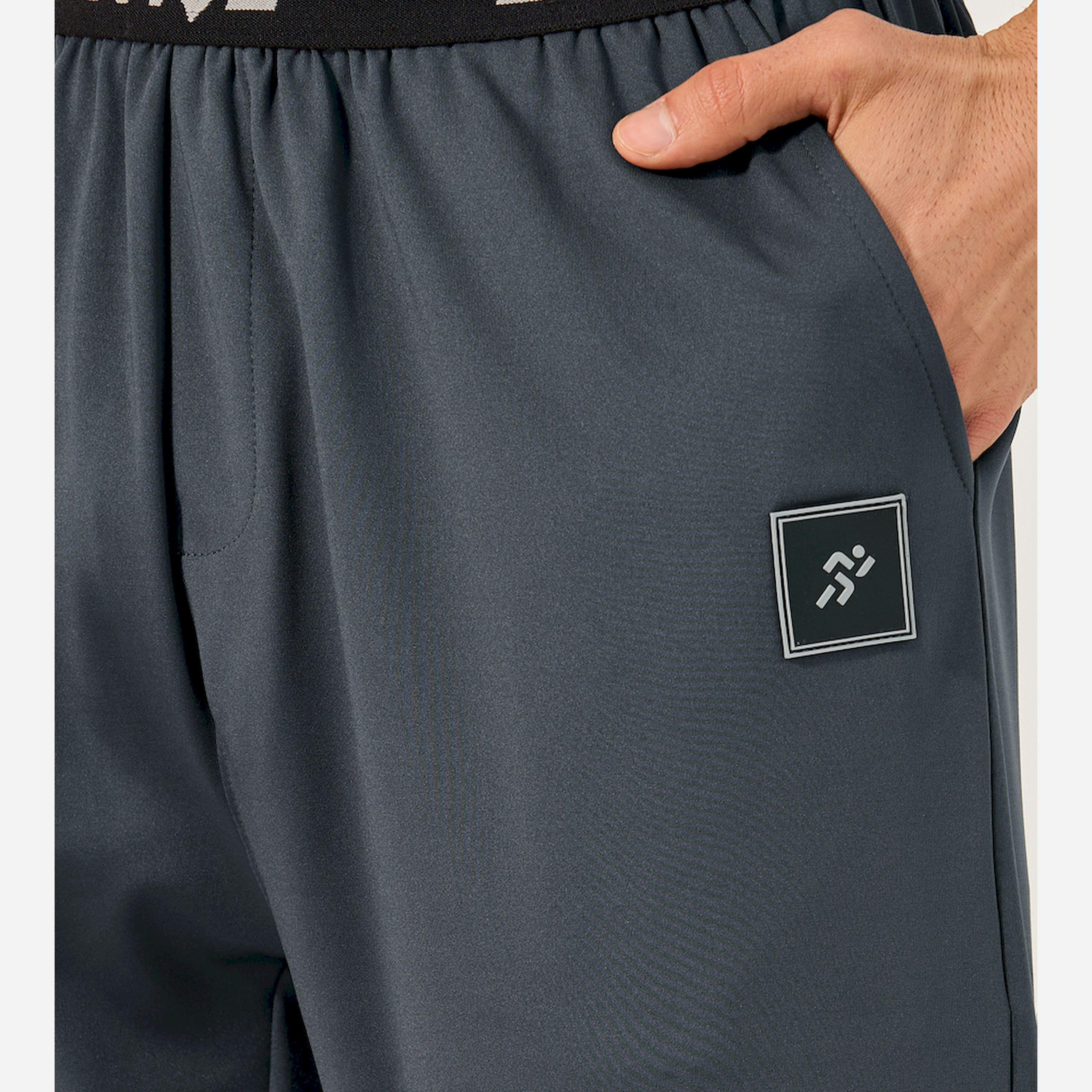ستايلي - بنطال رياضي بقصّة نحيفة وتفاصيل شارة مع حزام خصر مطبوع-men-clothing-sportswearandactivewear-bottoms-image-3