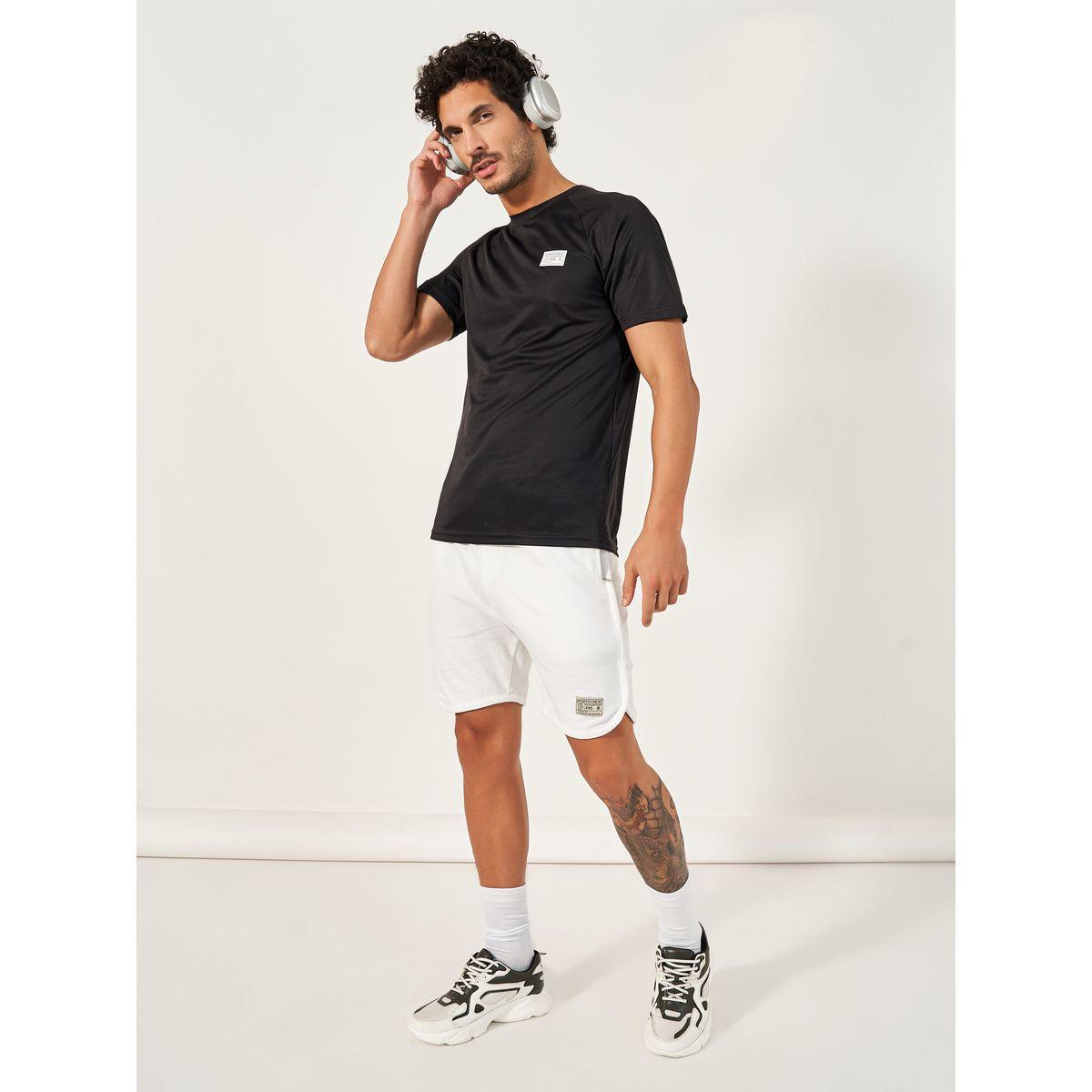 تيشيرت بتفاصيل شبكية وأكمام ريجلان مع شارة-men-clothing-sportswearandactivewear-tshirtsandpolos-image-2