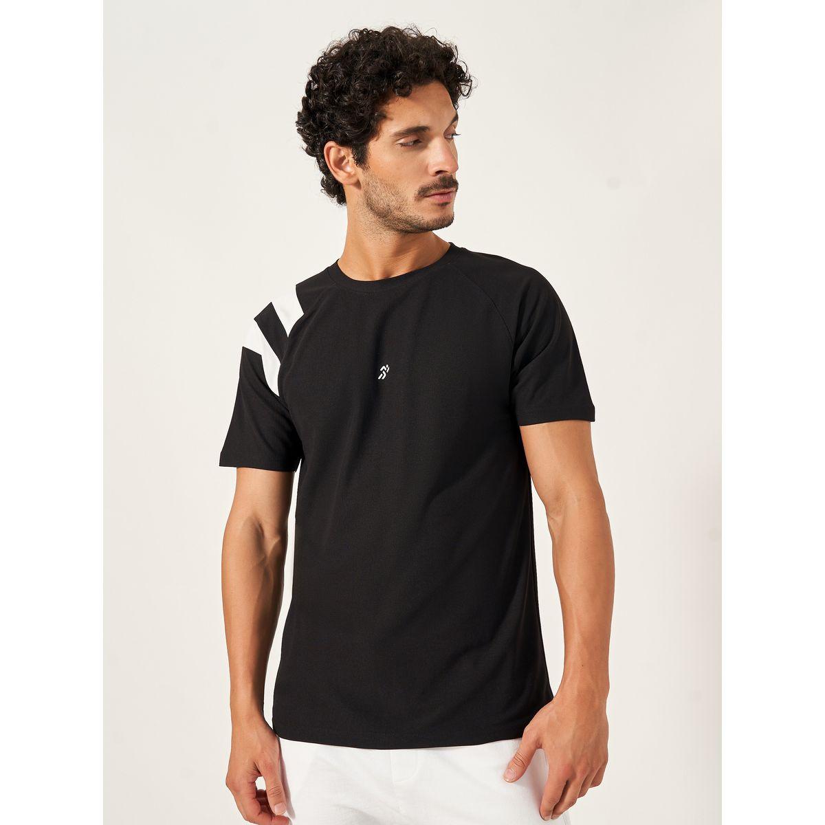 تيشيرت بقصة عادية وأكمام ريجلان وأشرطة مُتباينة-men-clothing-sportswearandactivewear-tshirtsandpolos-image-1