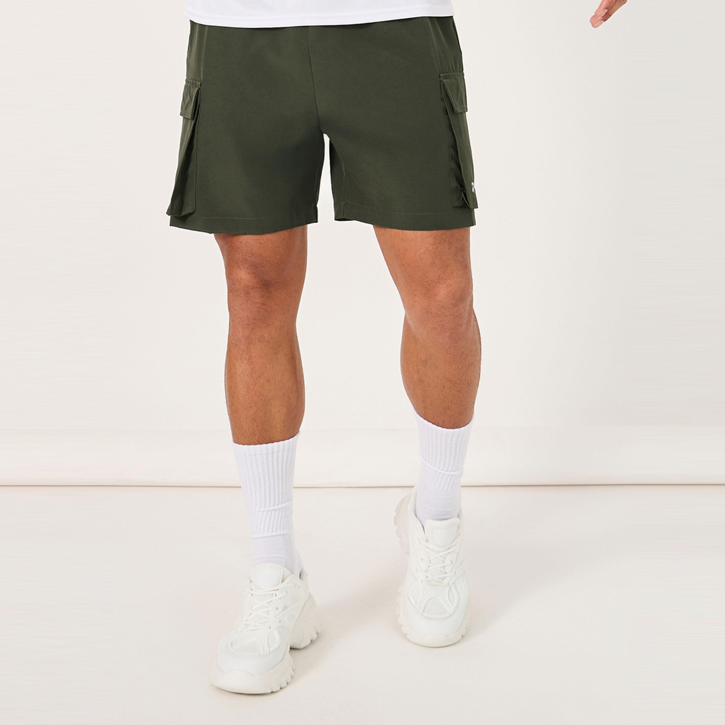 ستايلي - شورت رياضي أنيق منسوج بقصّة عادية حجم 7 انش-men-clothing-sportswearandactivewear-bottoms-image-1