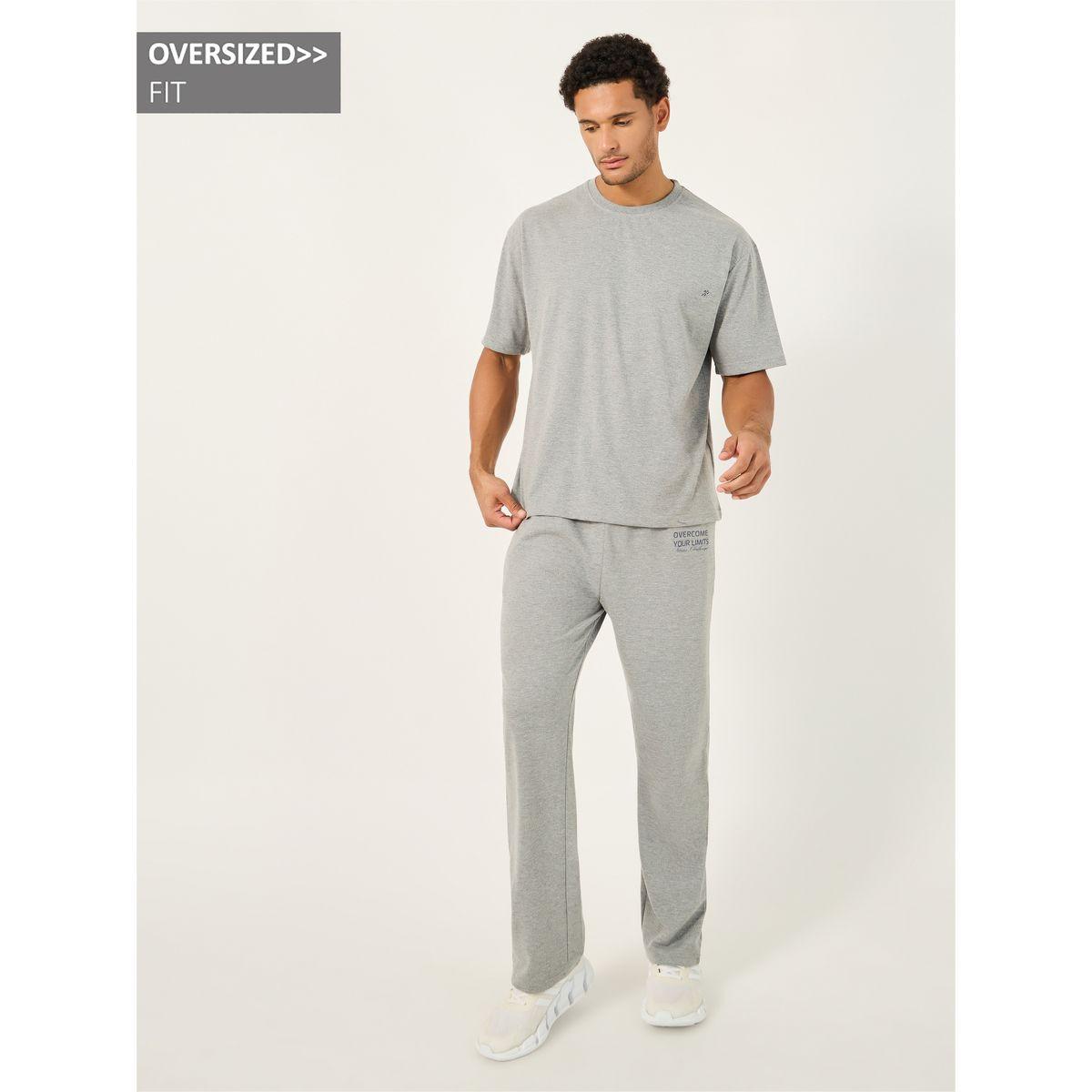طقم من جوغر رياضي بطبعة كتابة وتيشيرت فضفاض-men-clothing-sportswearandactivewear-tracksuits-image-1