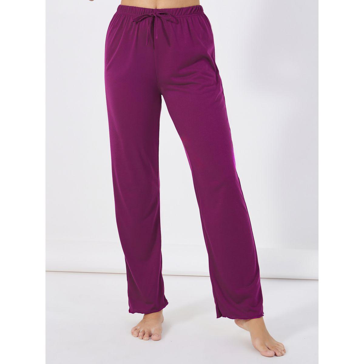 طقم من بنطال بيجاما وتيشيرت بطبعة كتابة وياقة نوتش-women-clothing-nightwear-pyjamas-longsets-image-5