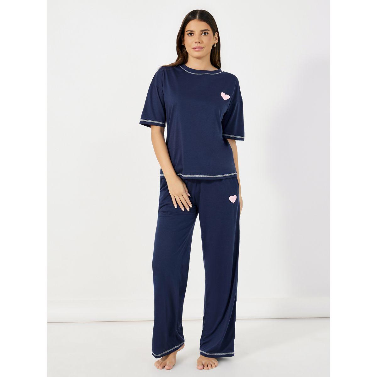 طقم من بنطال بيجاما وتيشيرت بطبعة كتابة وأكتاف منخفضة-women-clothing-nightwear-pyjamas-longsets-image-1