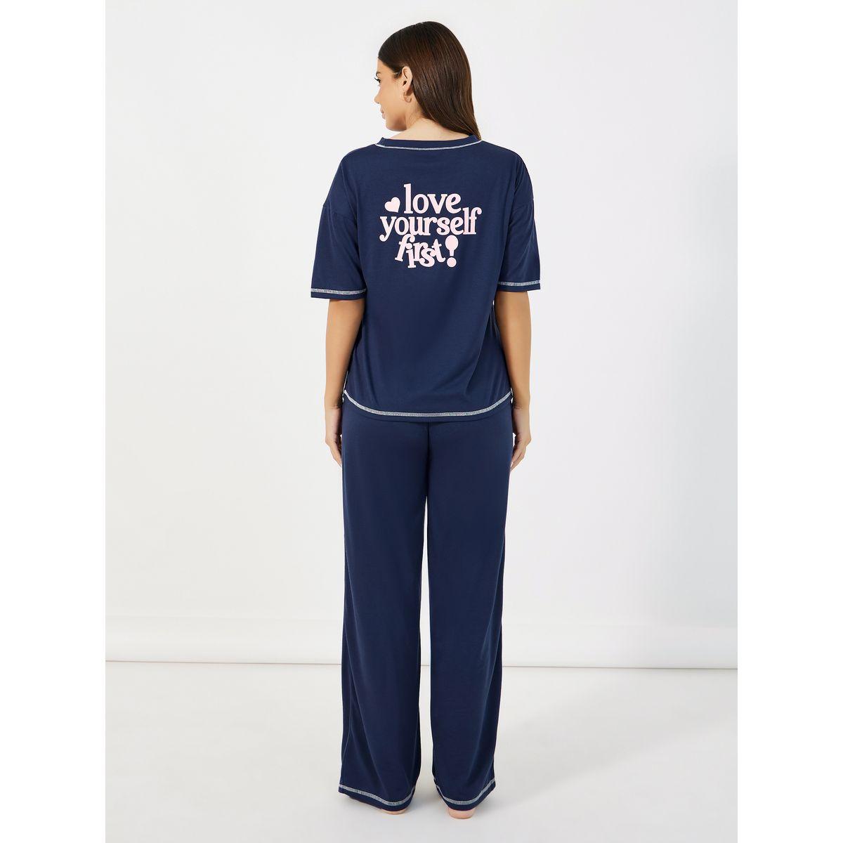 طقم من بنطال بيجاما وتيشيرت بطبعة كتابة وأكتاف منخفضة-women-clothing-nightwear-pyjamas-longsets-image-4