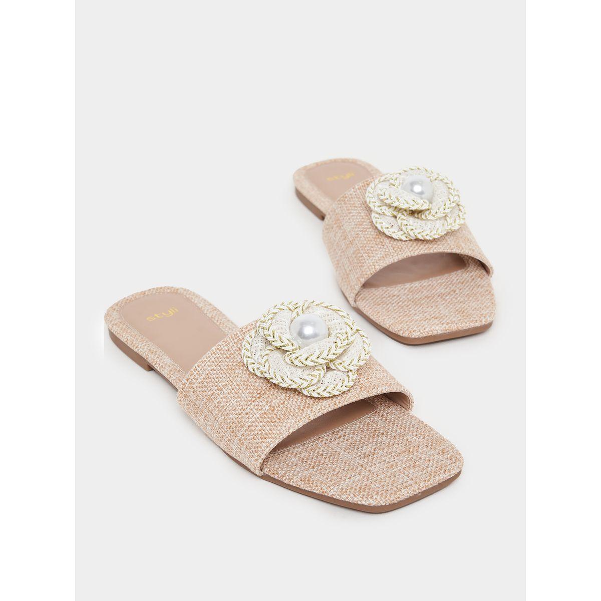 صندل فلات مزين بحلية بشكل زهور ولؤلؤ-women-shoes-sandals-flats-image-5
