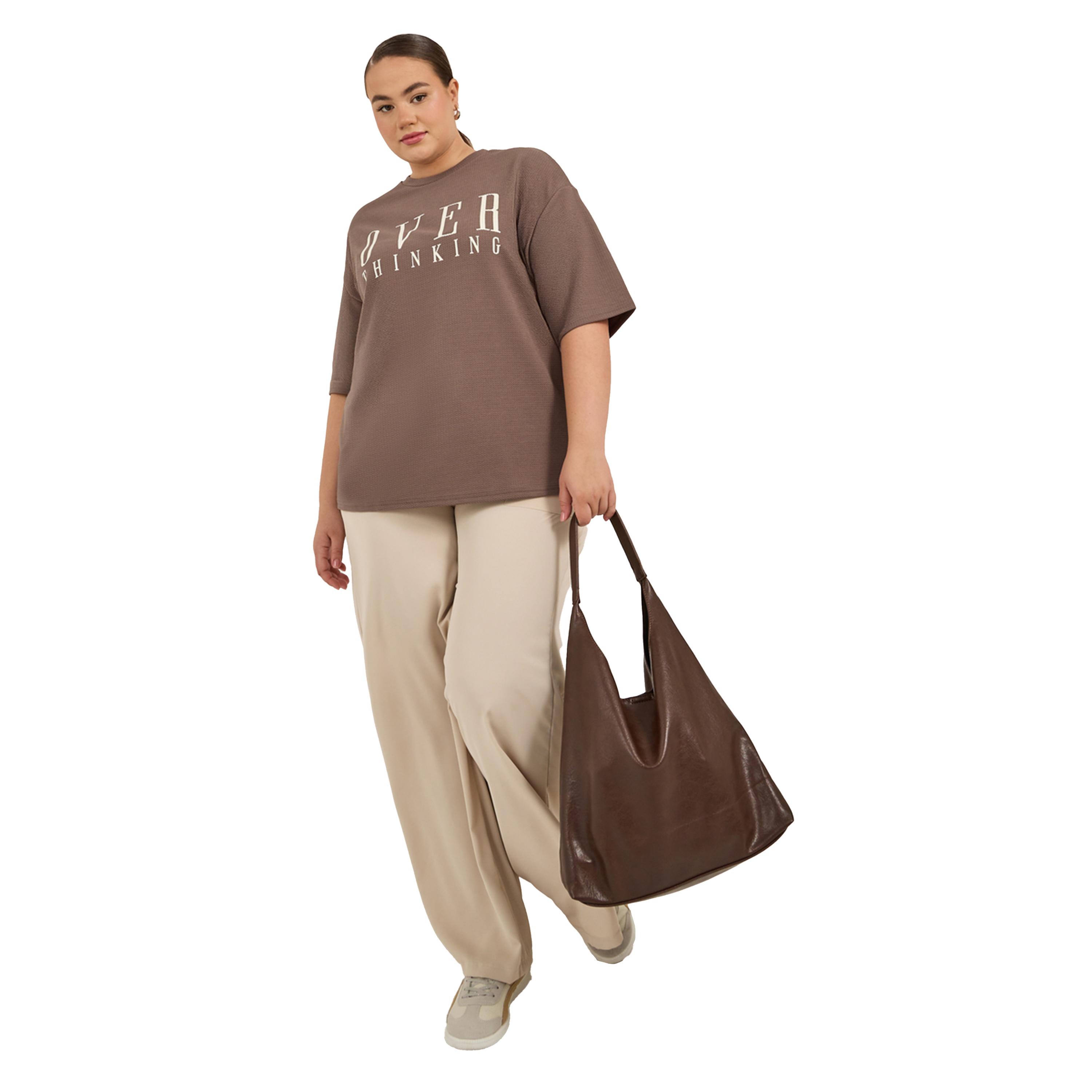 ستايلي - تي شيرت مقاس كبير مطبوع عليه شعار وأكتاف منسدلة-women-clothing-tshirts-image-2