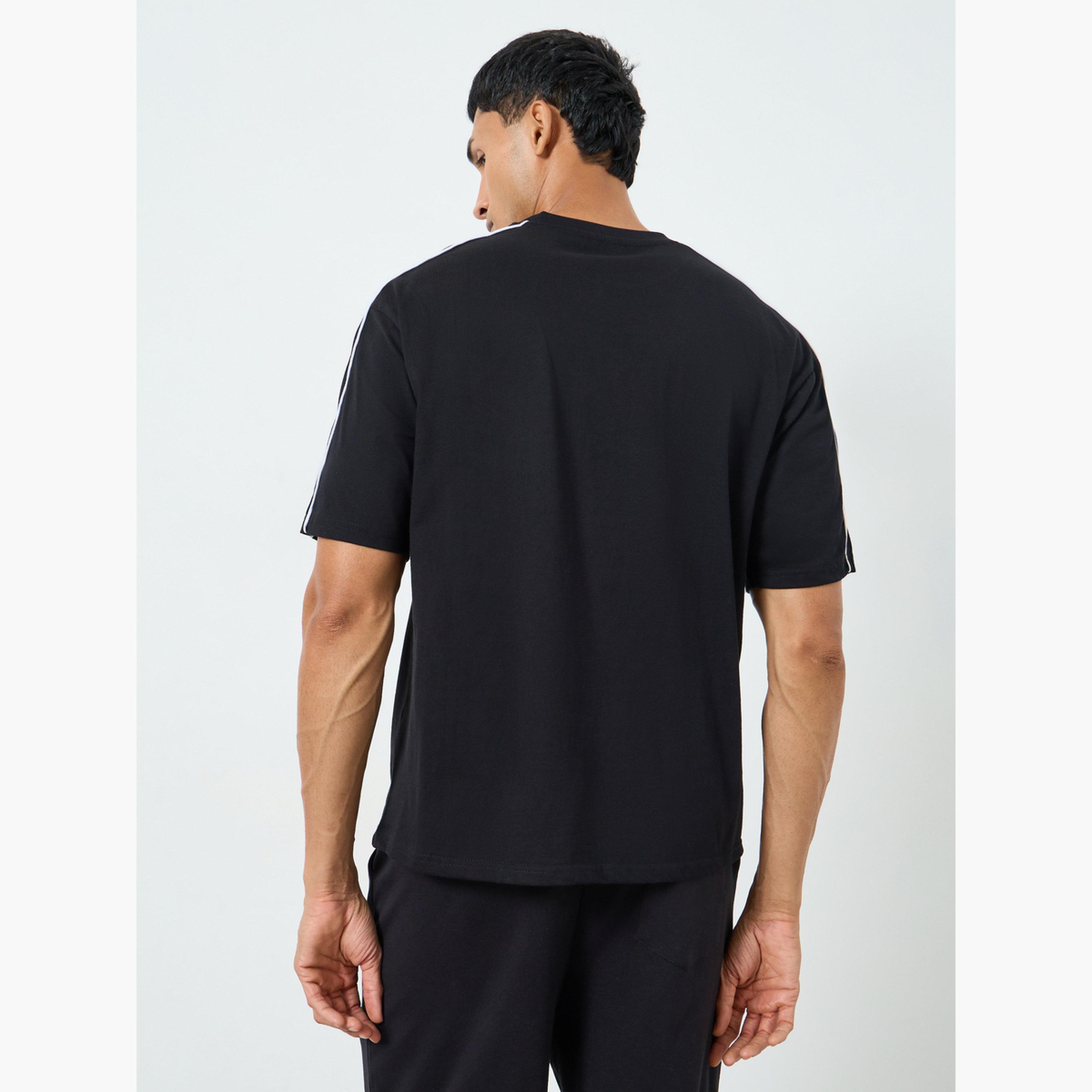 تيشيرت بتفاصيل شريط على الأكتاف وقصة واسعة للرجال-men-clothing-tshirtsandpolos-tshirts-image-4