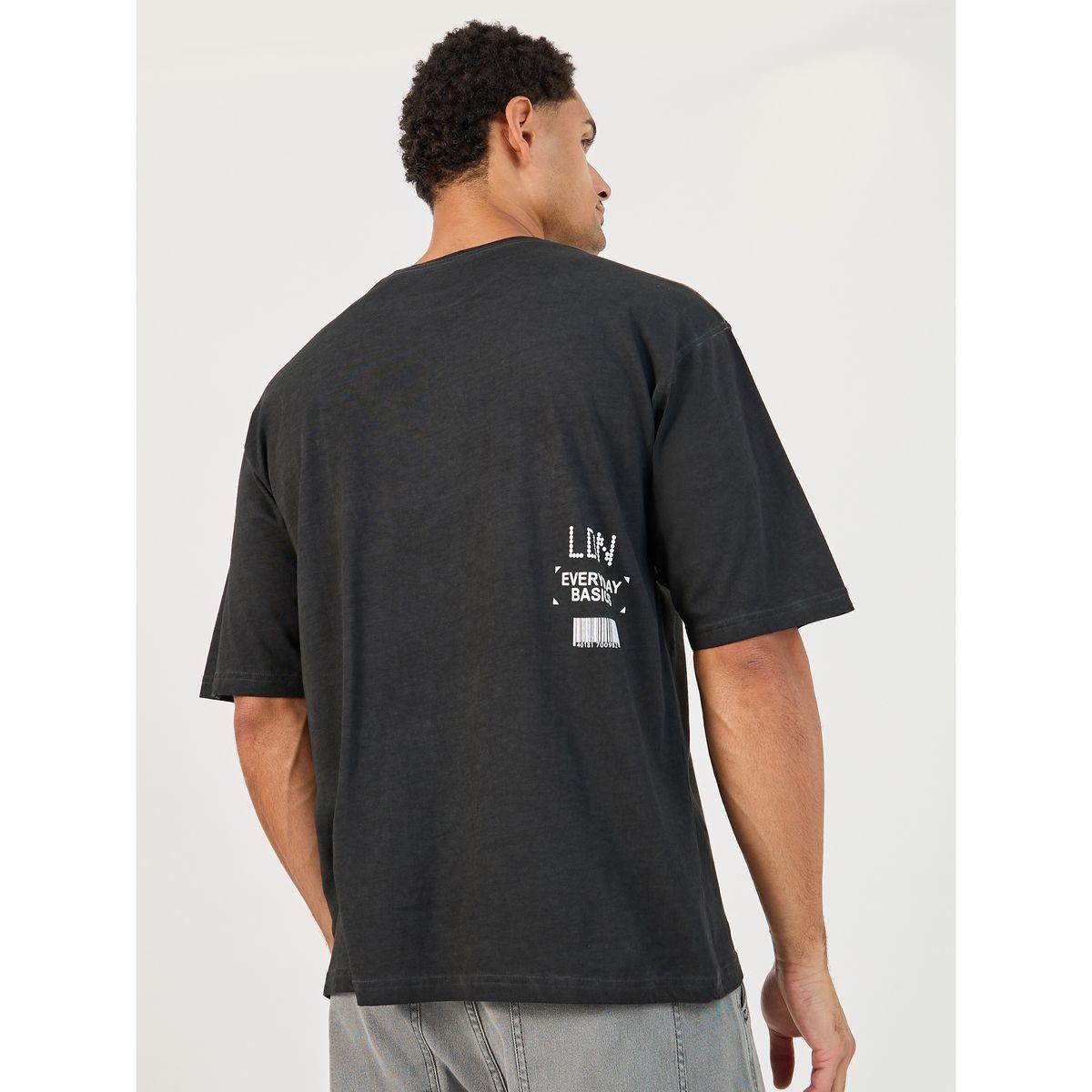 تيشيرت فضفاض بطبعة كتابة وتفاصيل مشطوفة-men-clothing-tshirtsandpolos-tshirts-image-1
