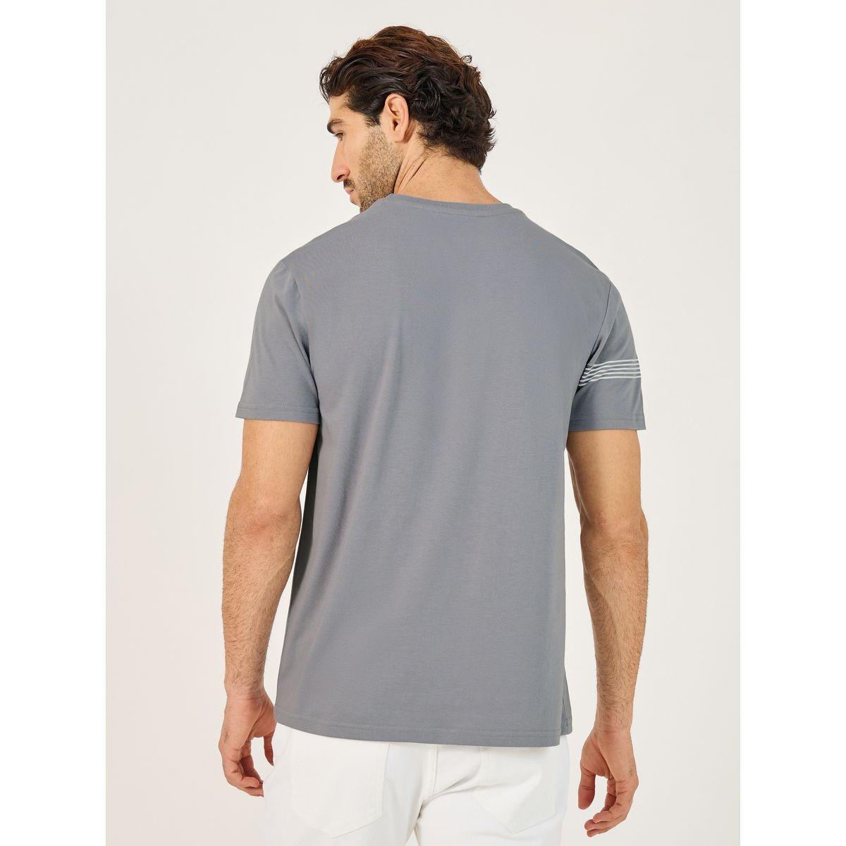 تيشيرت بقصة عادية وطبعة خطوط صغيرة مع كتابة-men-clothing-tshirtsandpolos-tshirts-image-4