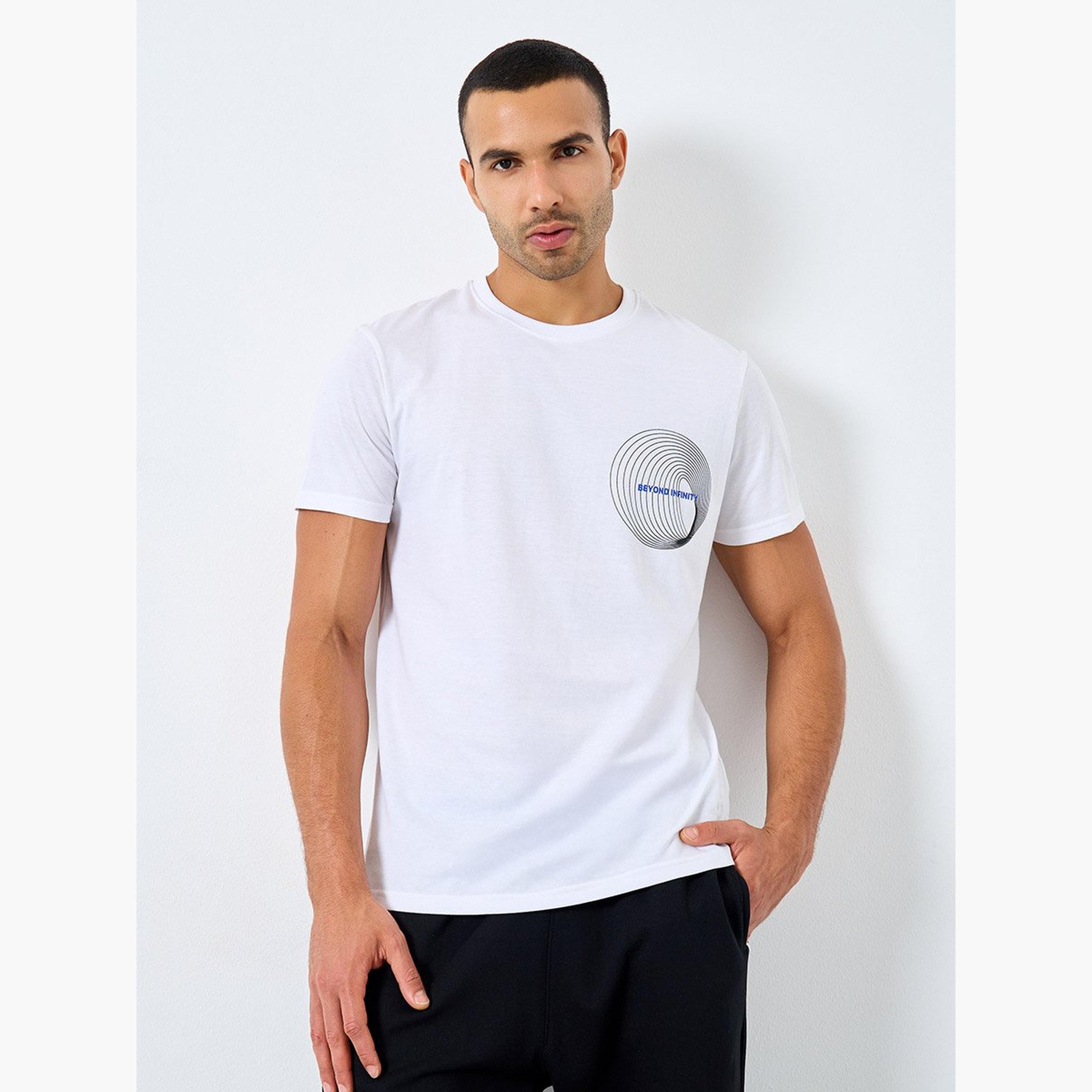 ستايلي - تي شيرت أبيض مطبوع عليه رسوميات على الصدر ورقبة دائرية-men-clothing-tshirtsandpolos-tshirts-image-1