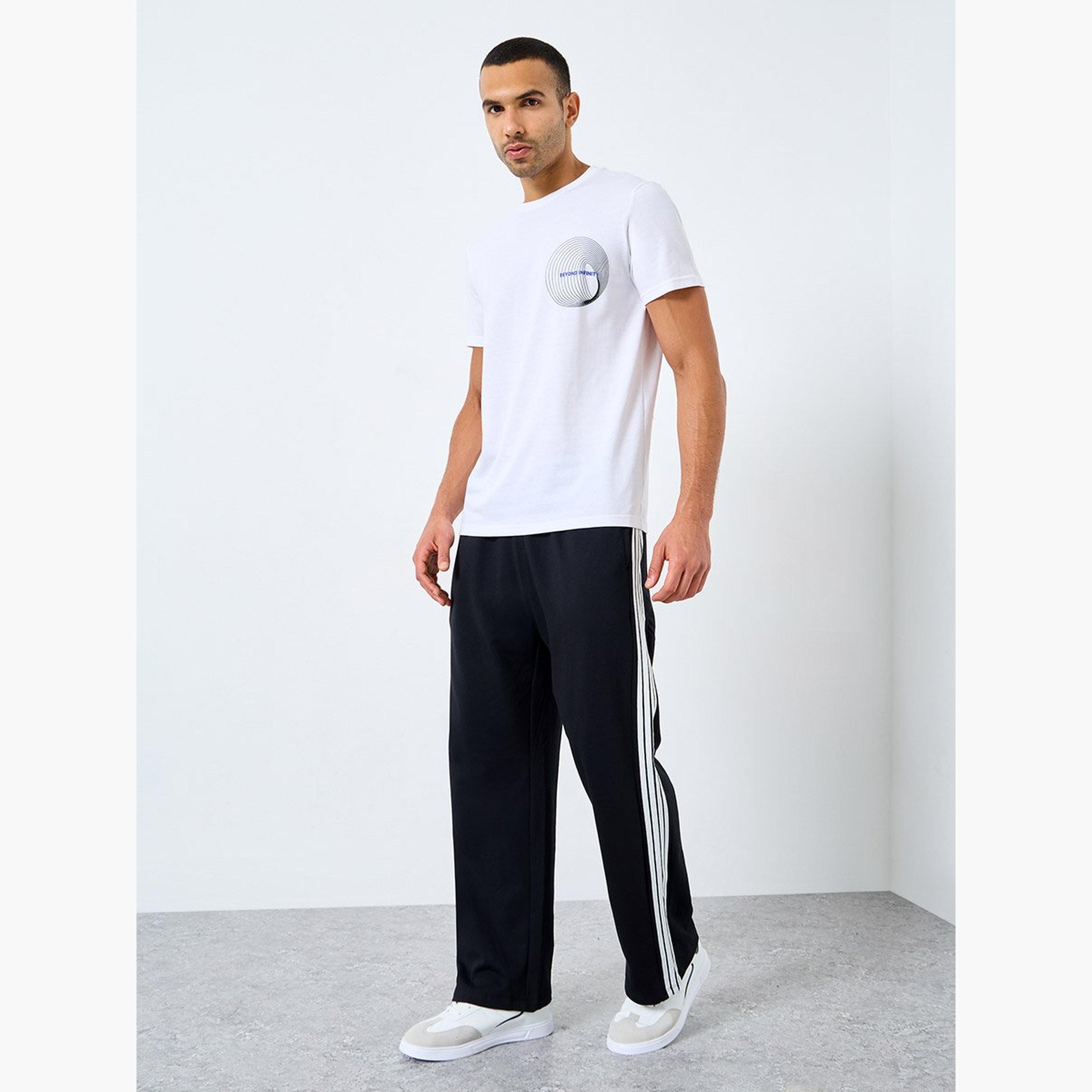 ستايلي - تي شيرت أبيض مطبوع عليه رسوميات على الصدر ورقبة دائرية-men-clothing-tshirtsandpolos-tshirts-image-2
