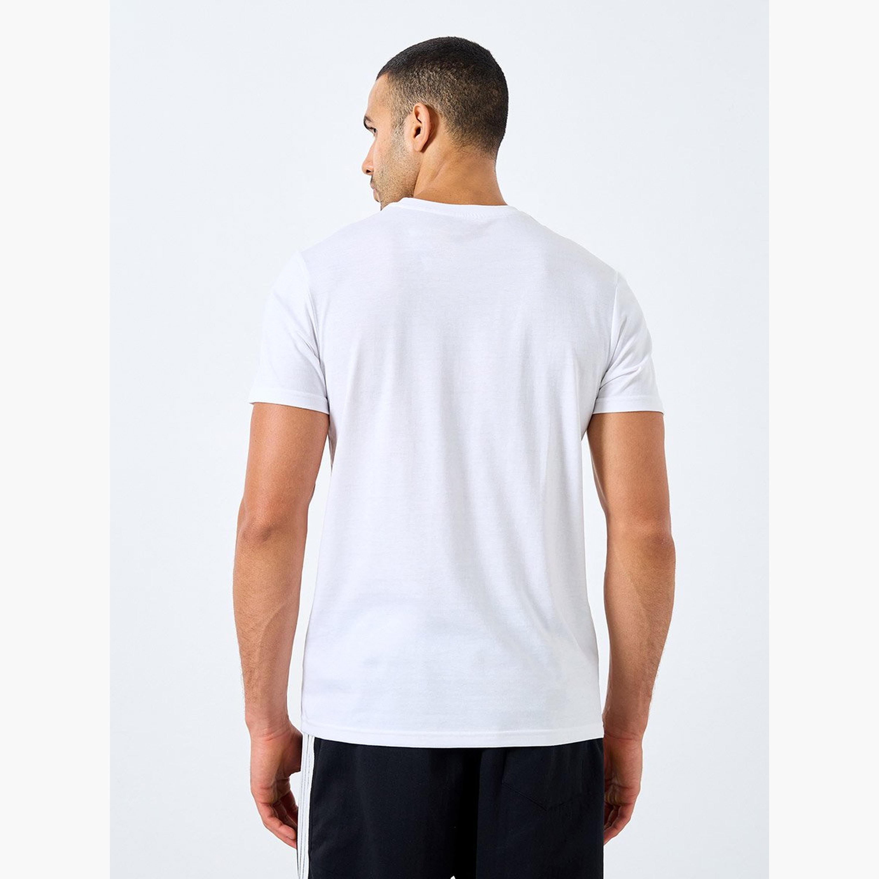 ستايلي - تي شيرت أبيض مطبوع عليه رسوميات على الصدر ورقبة دائرية-men-clothing-tshirtsandpolos-tshirts-image-4