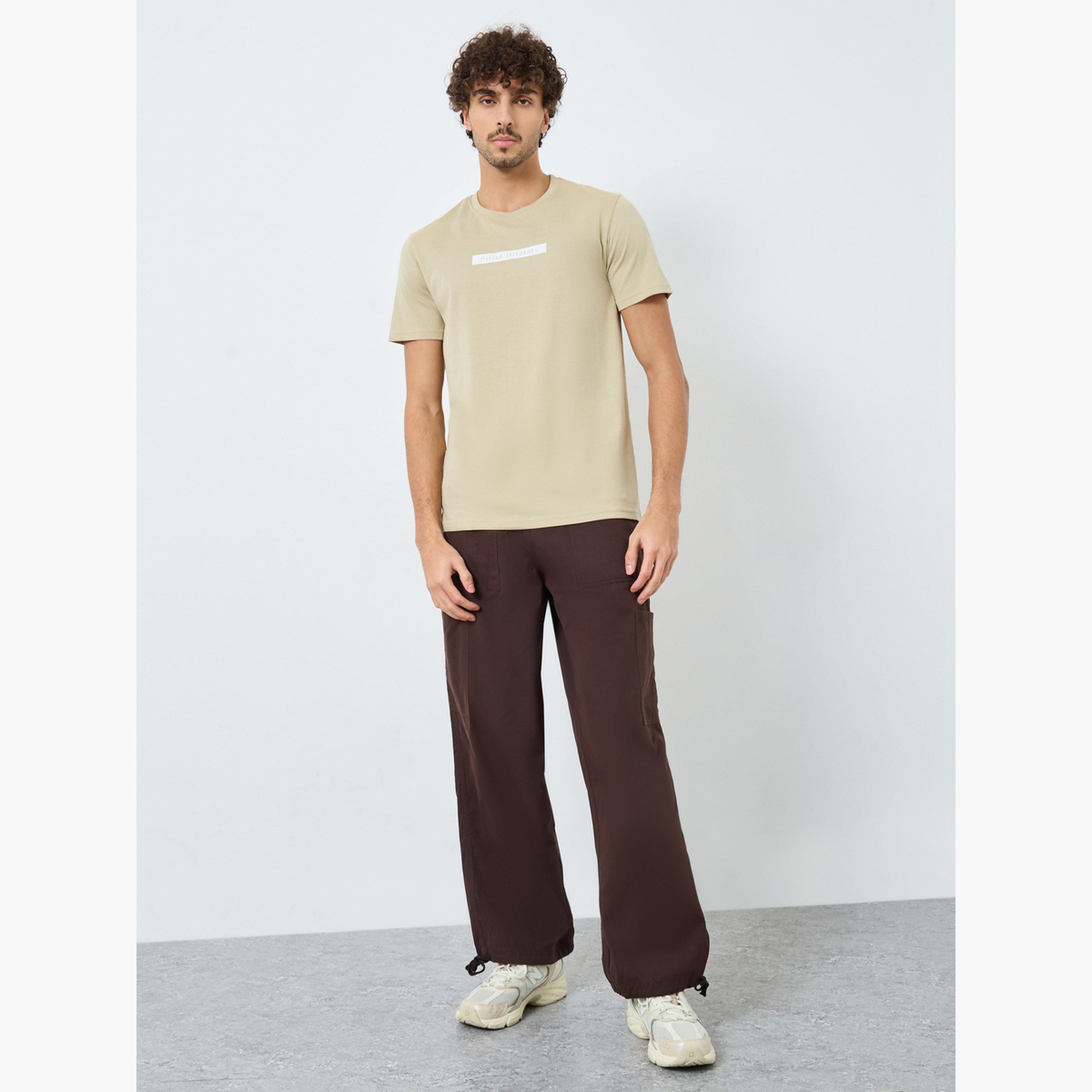 ستايلي - تي شيرت كاكي برقبة دائرية وطبعة شعار للرجال-men-clothing-tshirtsandpolos-tshirts-image-2