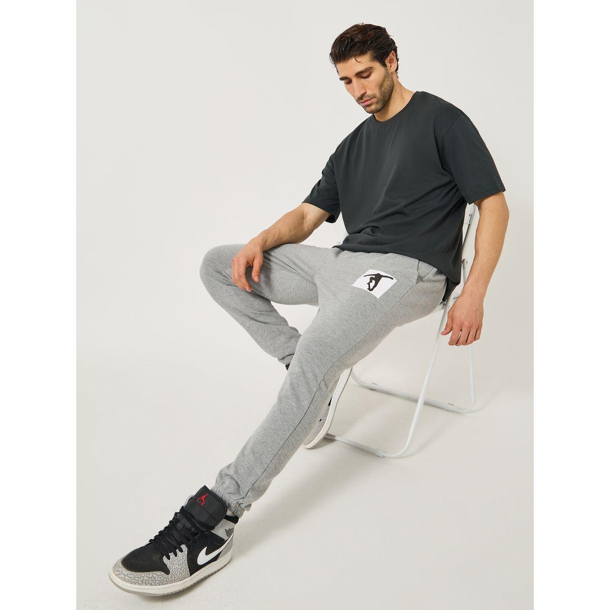جوغر بقصة سليم فيت وطبعة جرافيك-men-clothing-bottoms-joggers-image-1