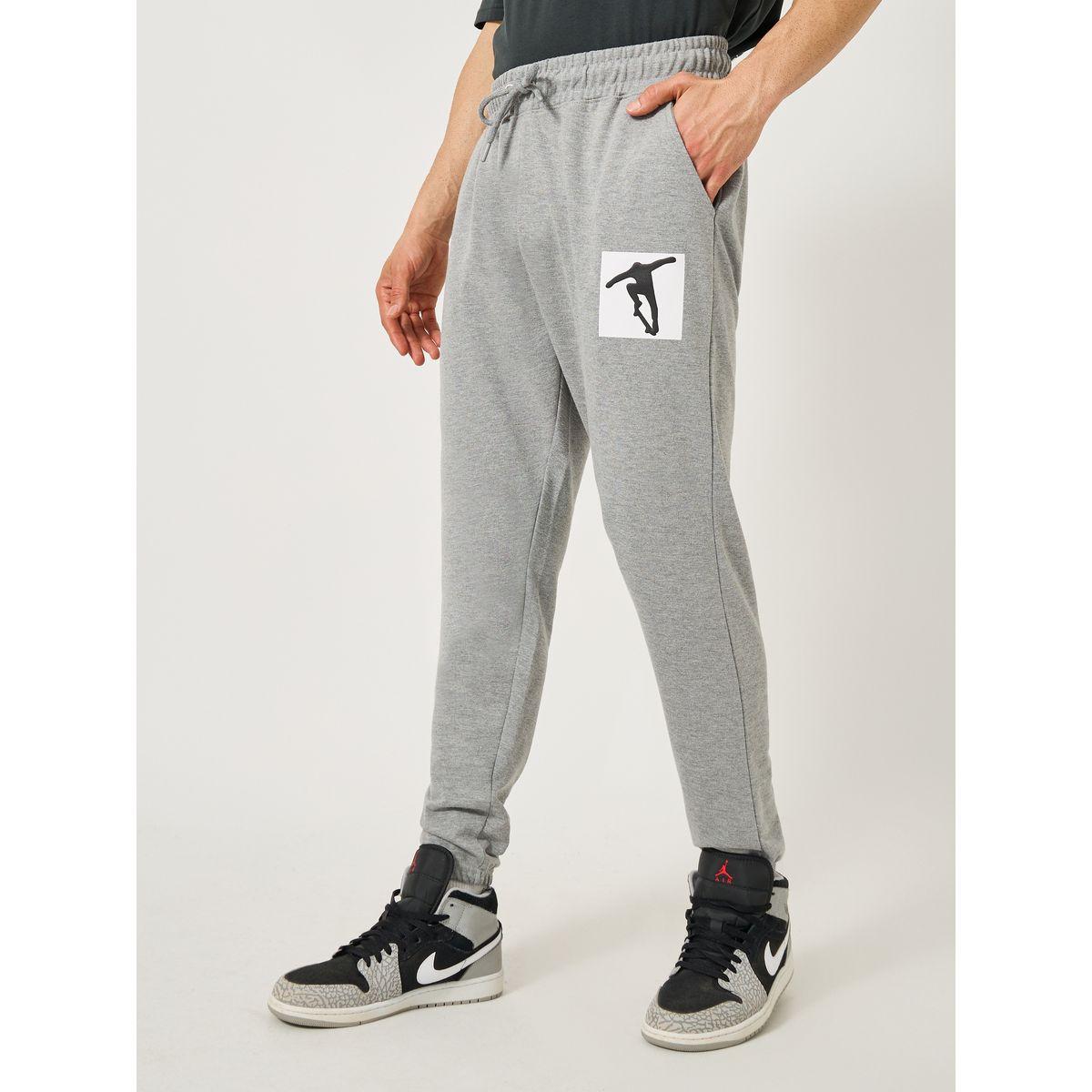 جوغر بقصة سليم فيت وطبعة جرافيك-men-clothing-bottoms-joggers-image-2