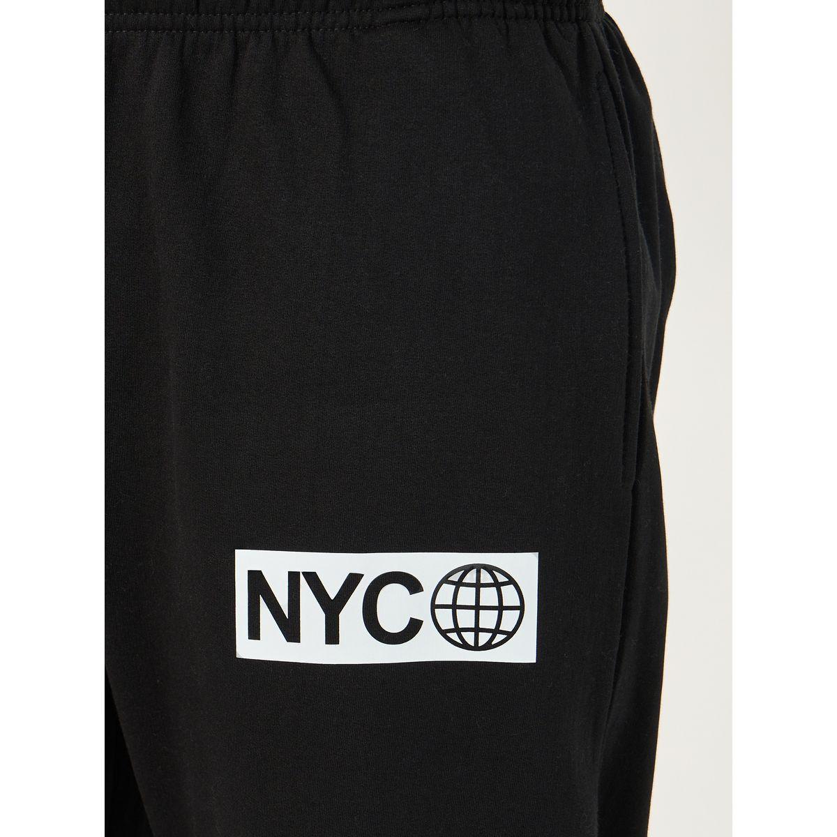 جوغر قطن بقصة مريحة وطبعة جرافيك-men-clothing-bottoms-joggers-image-3