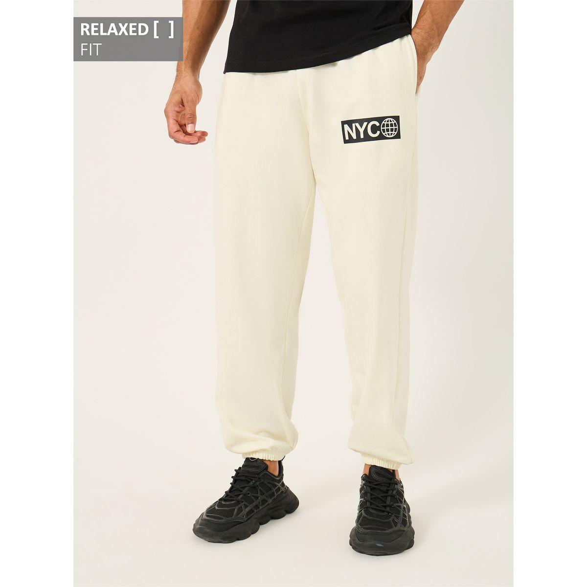جوغر قطن بقصة مريحة وطبعة جرافيك-men-clothing-bottoms-joggers-image-1