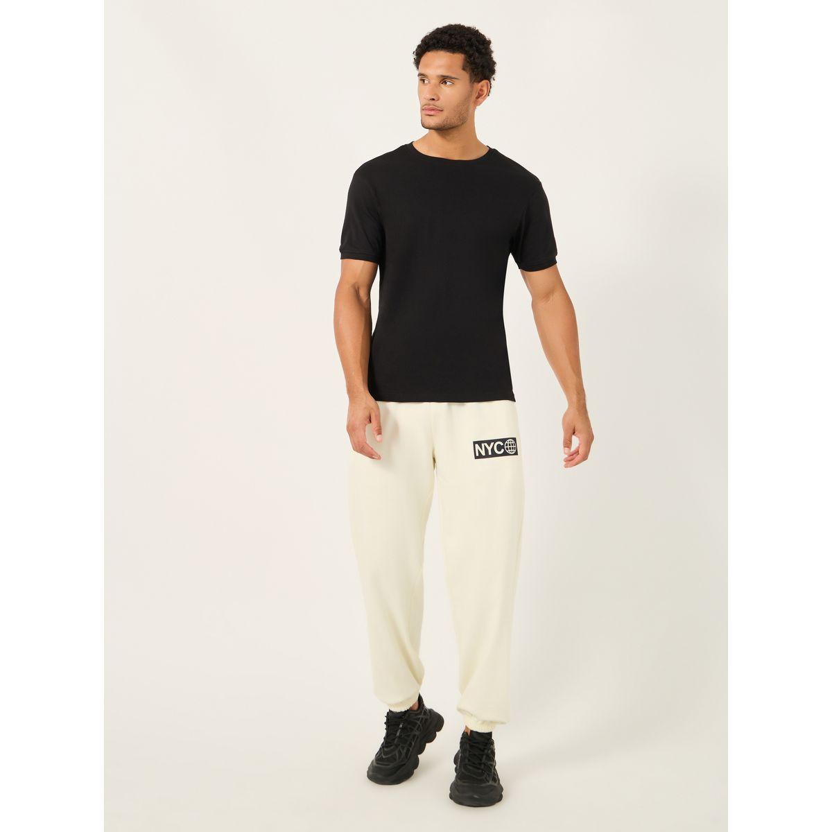 جوغر قطن بقصة مريحة وطبعة جرافيك-men-clothing-bottoms-joggers-image-2
