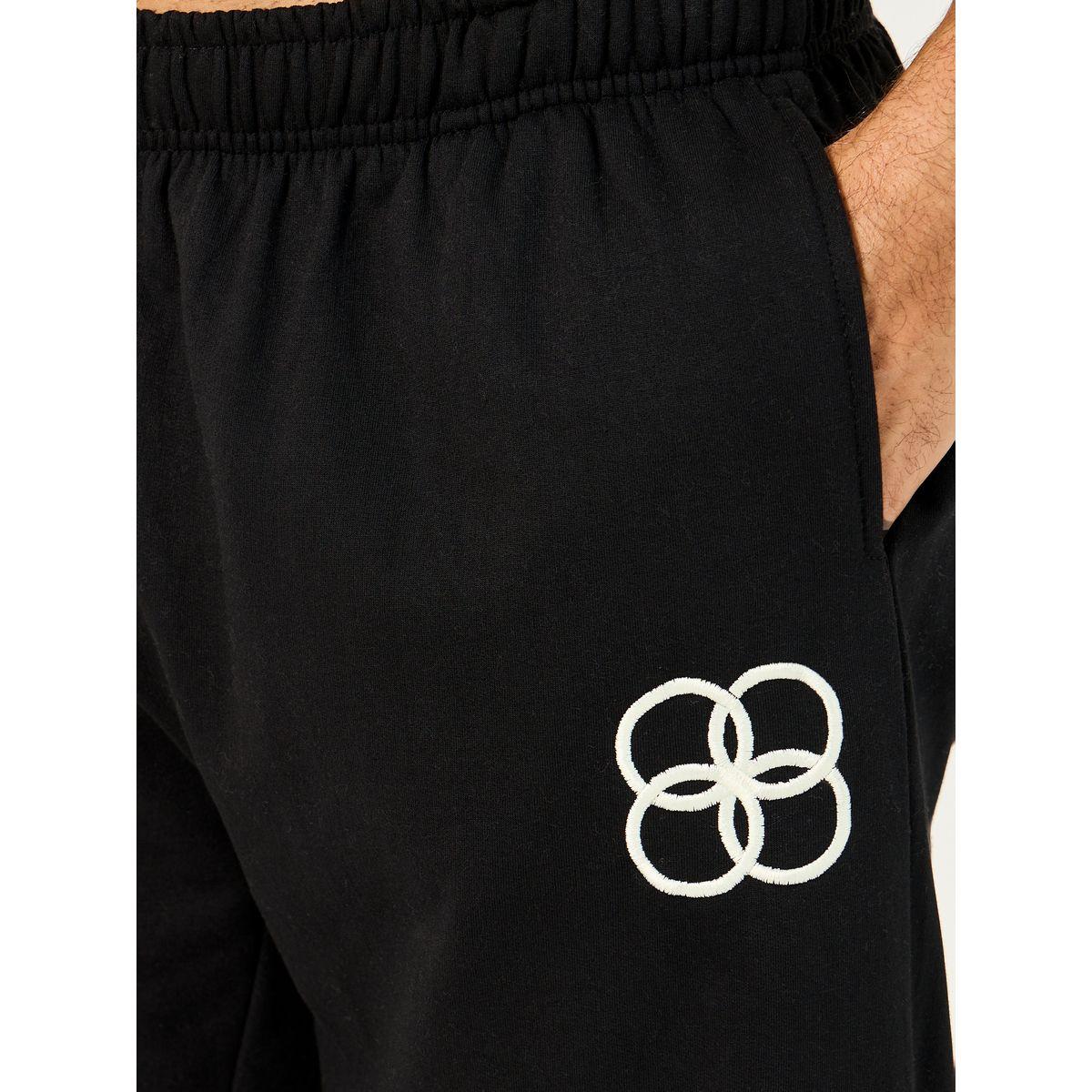 جوغر بقصة مريحة وتفاصيل لوجو مُطرزة-men-clothing-bottoms-joggers-image-3