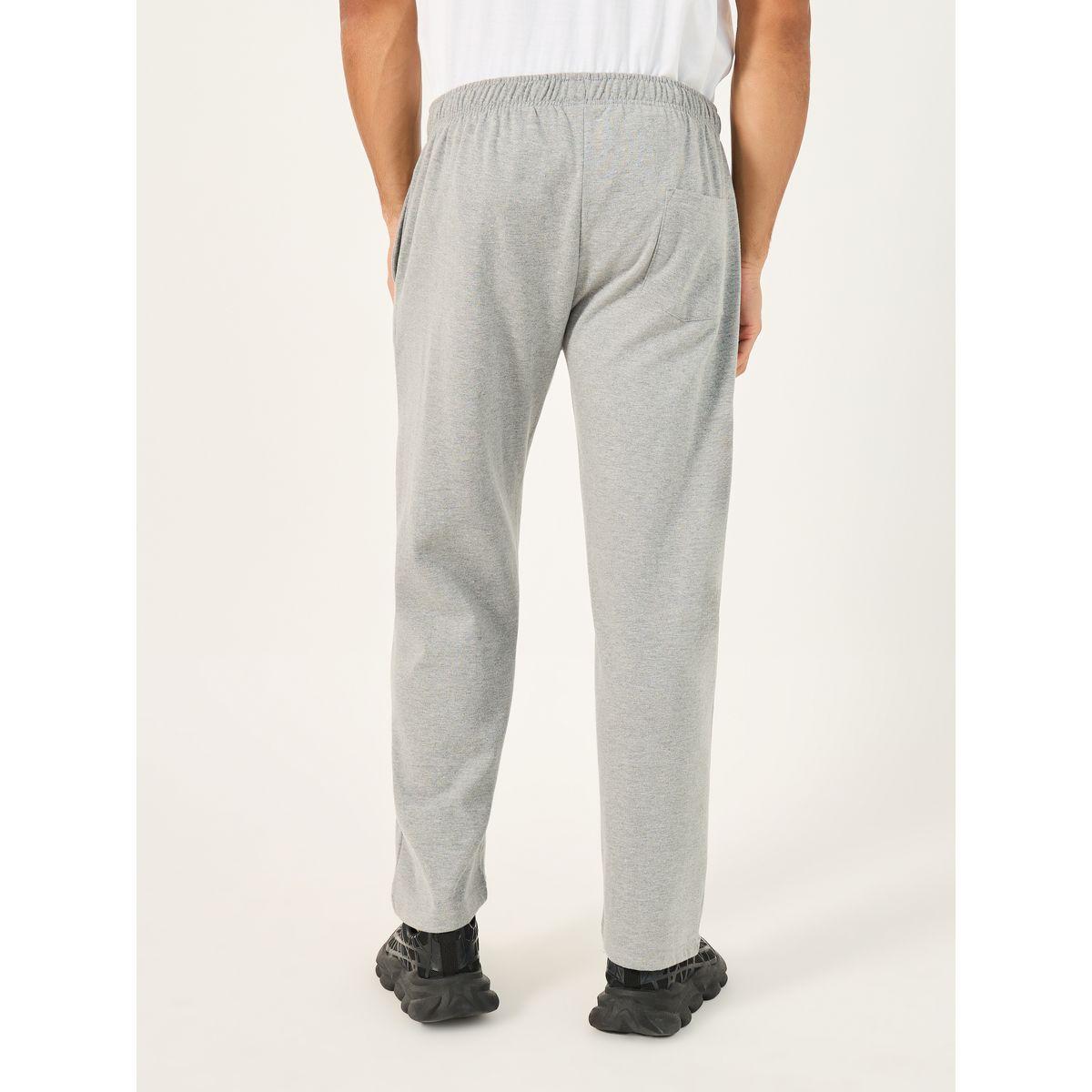 جوغر بقصة مريحة وتفاصيل لوجو مُطرزة-men-clothing-bottoms-joggers-image-4