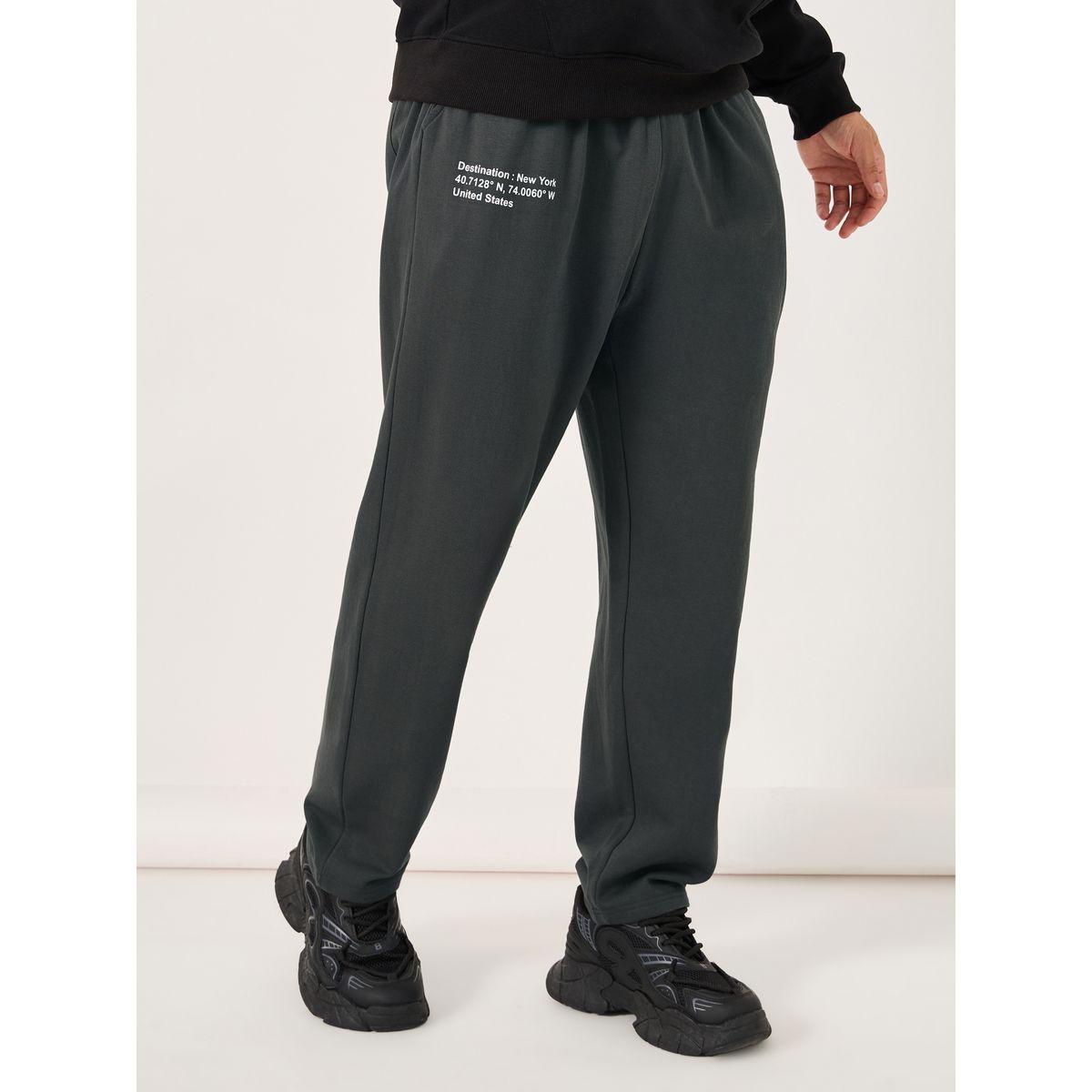 بنطال رياضي كبير الحجم بطبعة شعار وحاشية مفتوحة-men-clothing-bottoms-joggers-image-1