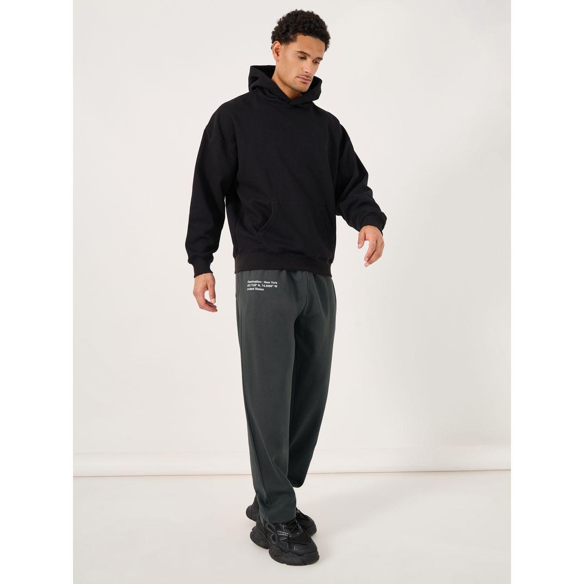 بنطال رياضي كبير الحجم بطبعة شعار وحاشية مفتوحة-men-clothing-bottoms-joggers-image-2