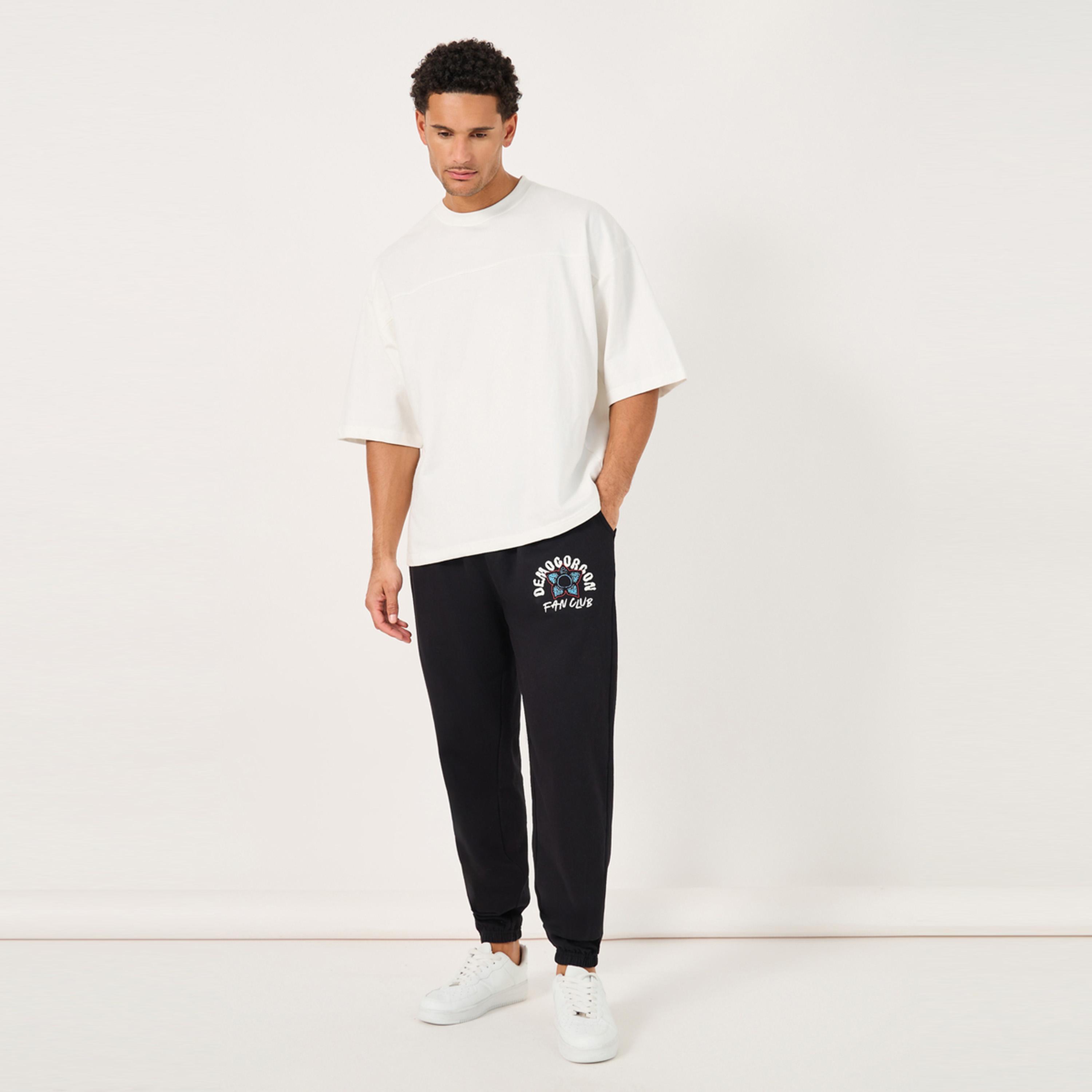 ستايلي - بنطال رياضي كبير الحجم بطبعة جرافيكية لشخصية سترينجر ثينغز-men-clothing-bottoms-joggers-image-2