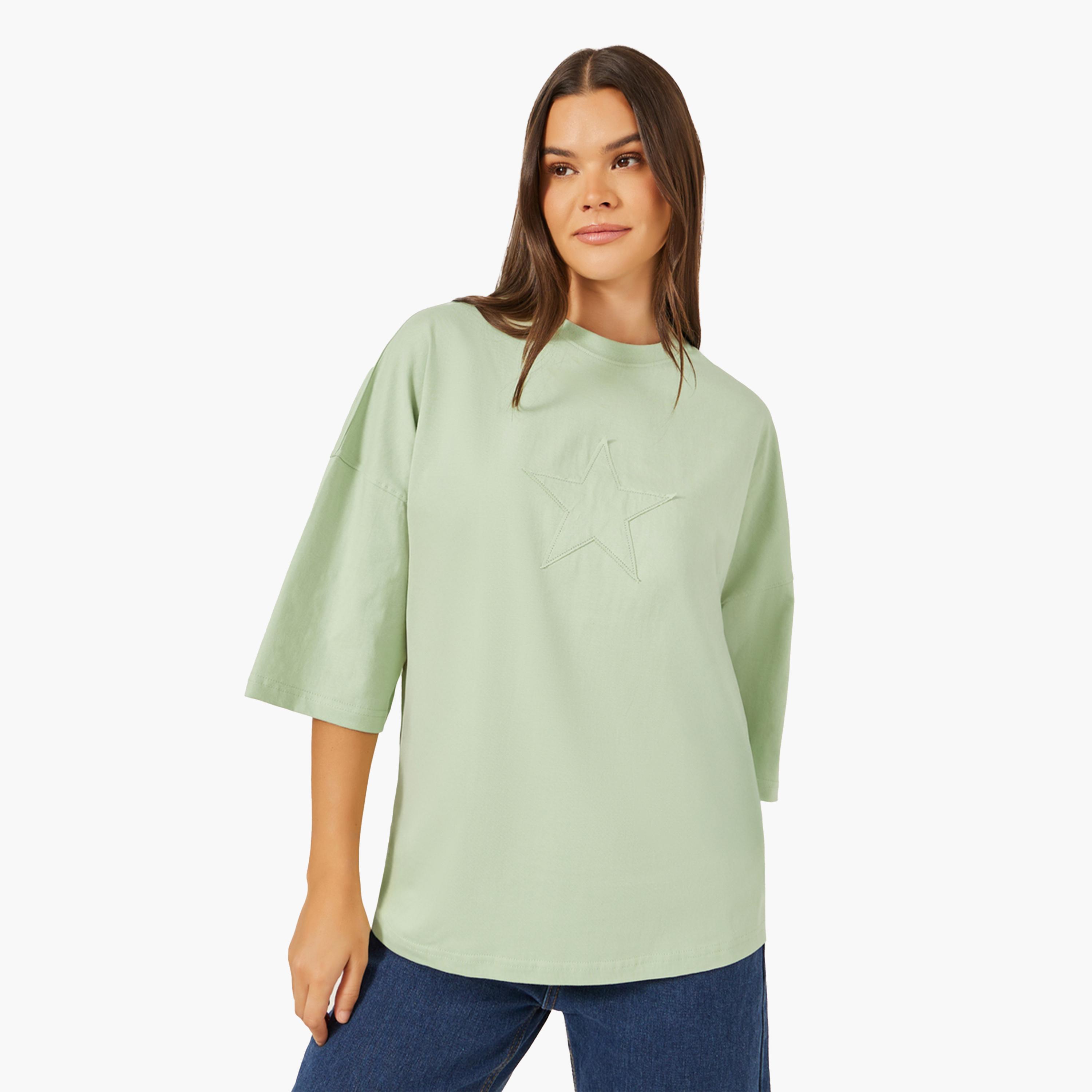 ستايلي-  تي شيرت طويل مقاس كبير مزين بنجمة خضراء-women-clothing-tshirts-image-1