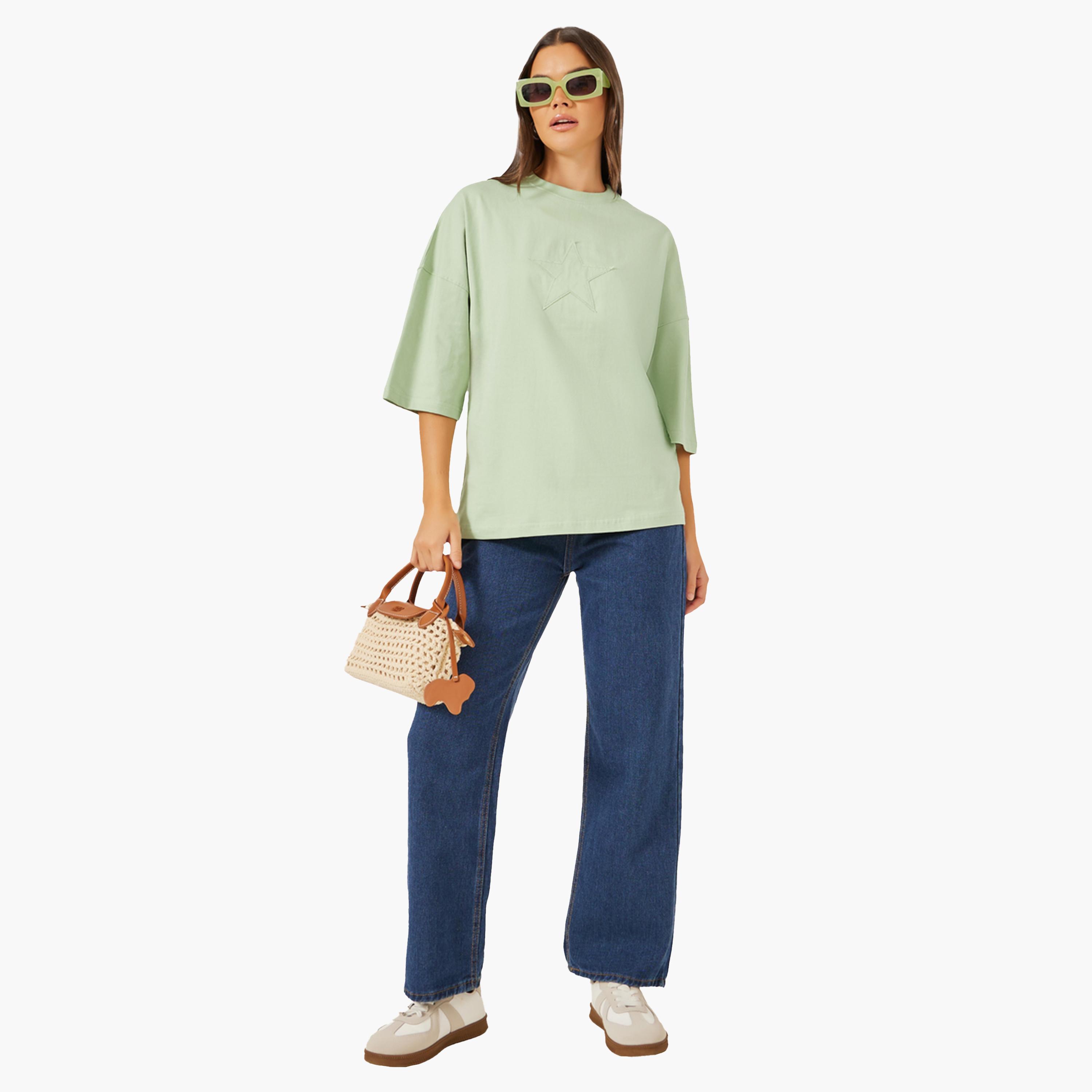 ستايلي-  تي شيرت طويل مقاس كبير مزين بنجمة خضراء-women-clothing-tshirts-image-2