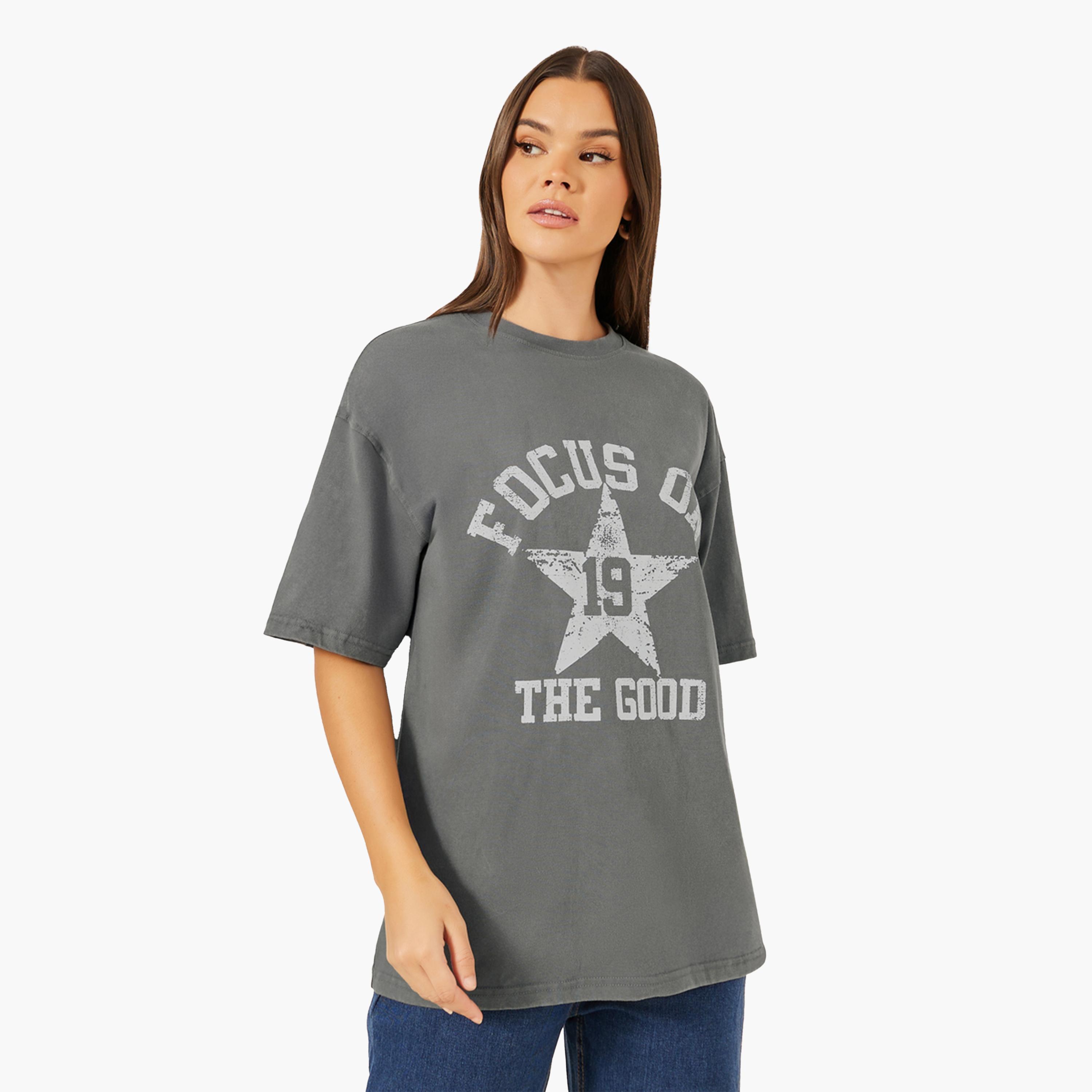 ستايلي - تي شيرت كبير الحجم بطبعة شعار ومغسول بالحامض-women-clothing-tshirts-image-2