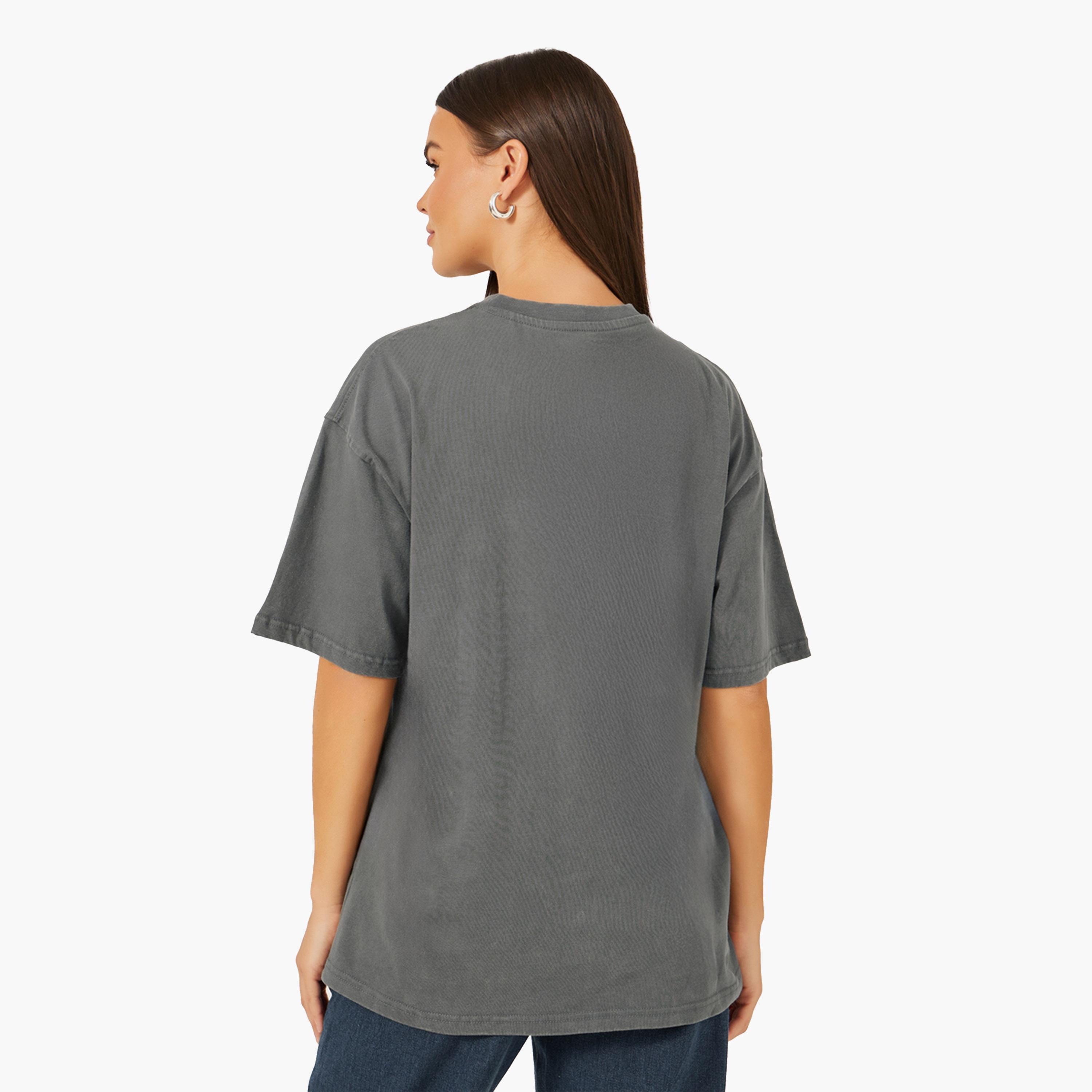 ستايلي - تي شيرت كبير الحجم بطبعة شعار ومغسول بالحامض-women-clothing-tshirts-image-5