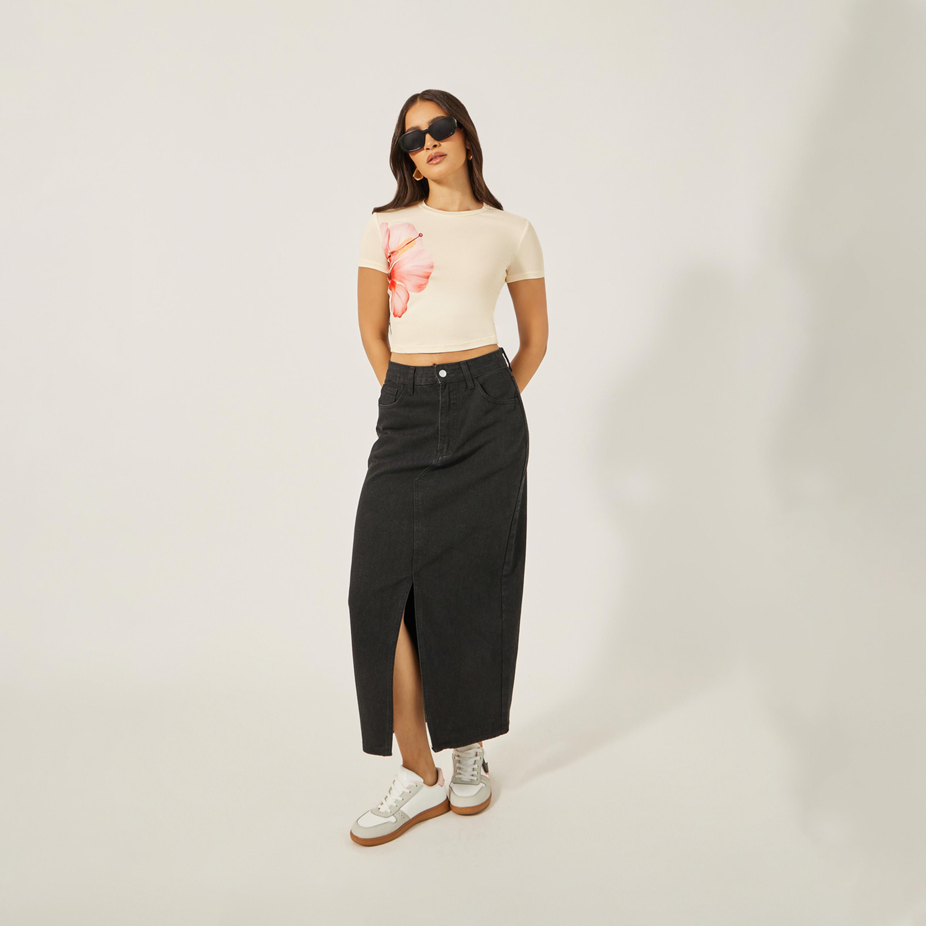 ستايلي - تي شيرت قصير ملائم بطبعة زهور الكركديه-women-clothing-tshirts-image-1