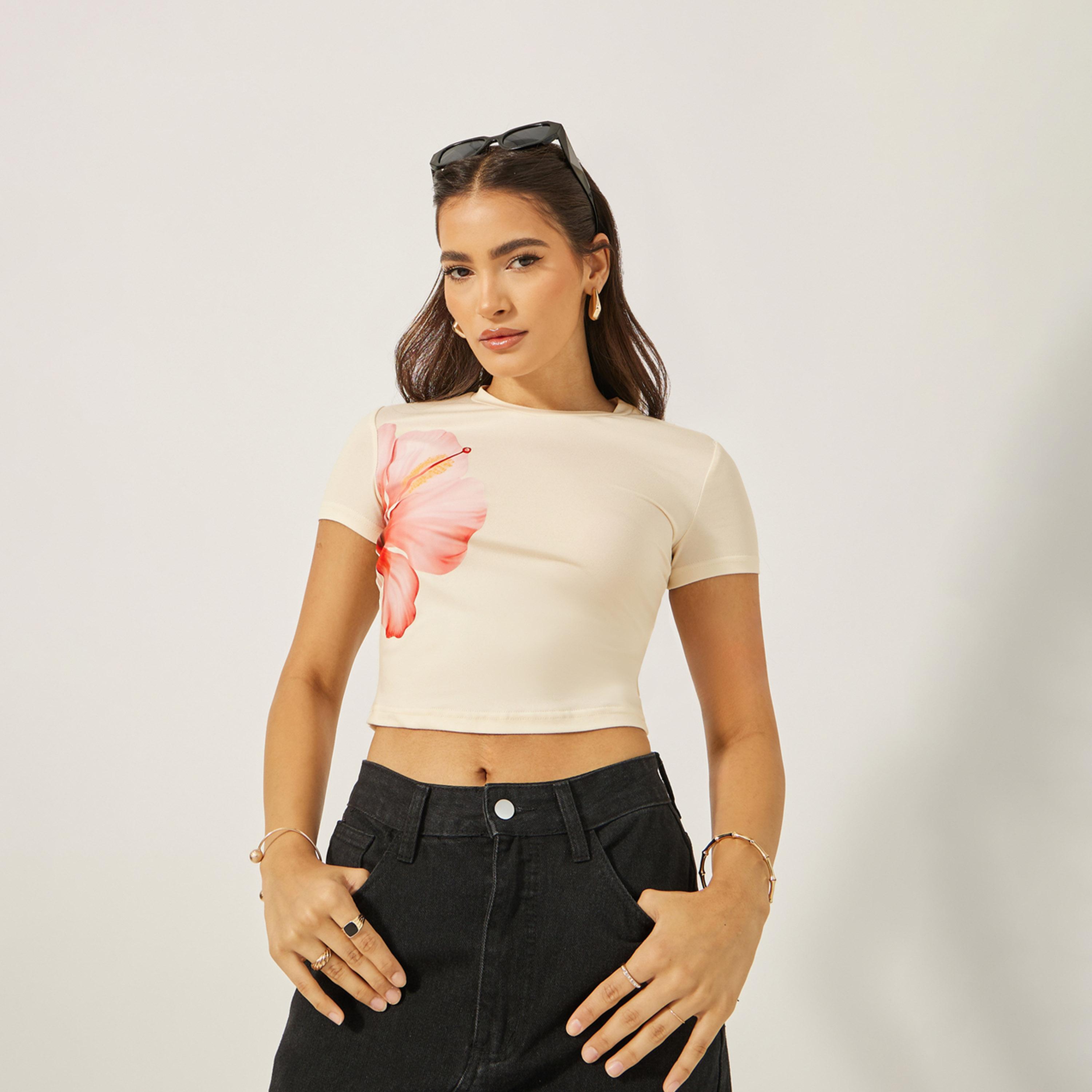 ستايلي - تي شيرت قصير ملائم بطبعة زهور الكركديه-women-clothing-tshirts-image-3