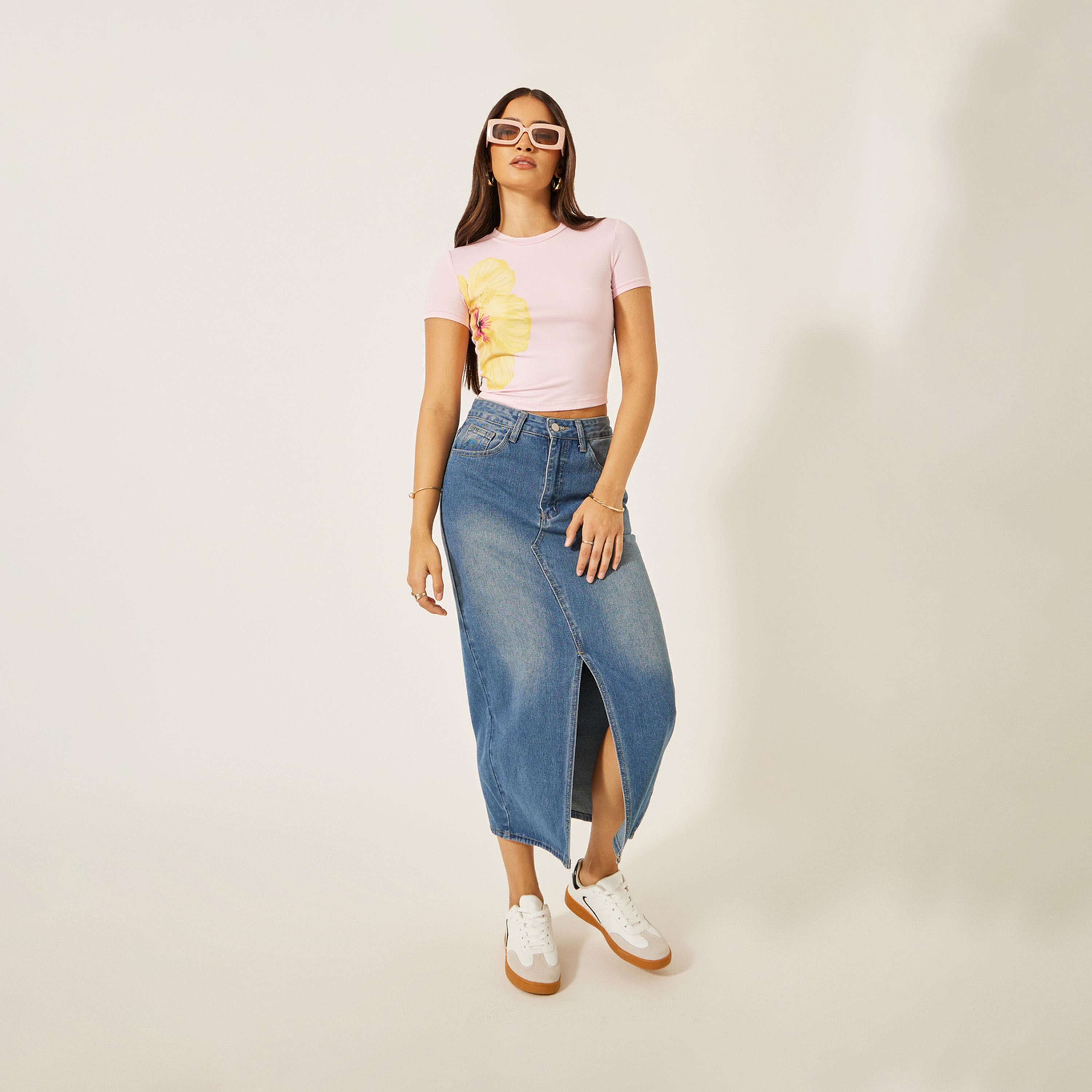 ستايلي - تي شيرت قصير ملائم بطبعة زهور الكركديه-women-clothing-tshirts-image-1
