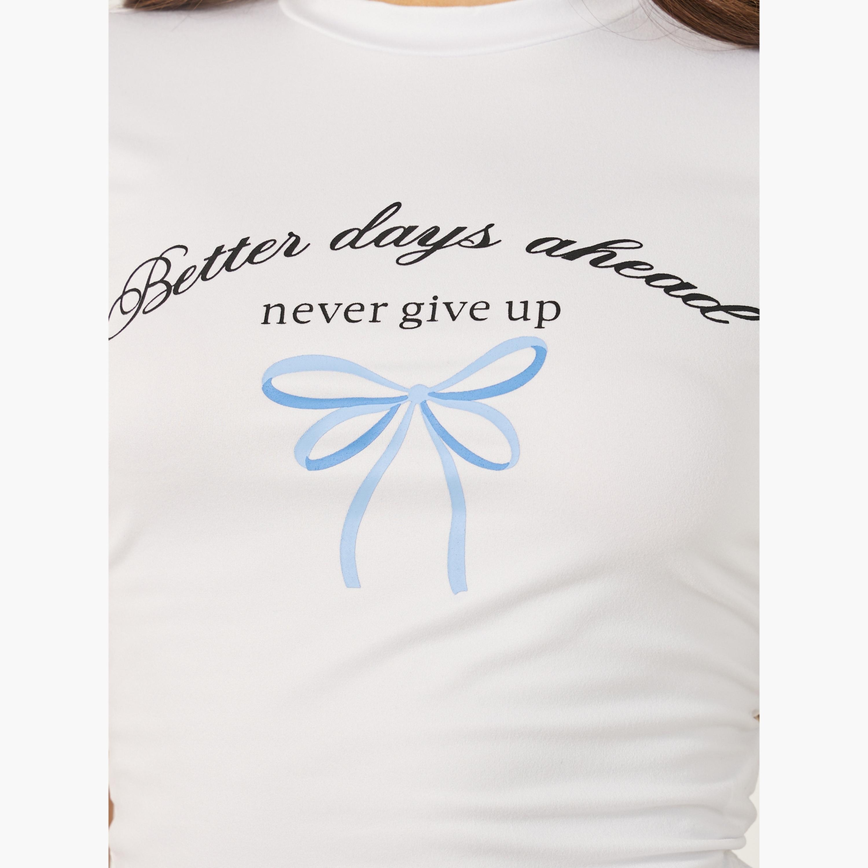 ستايلي - تي شيرت قصير ملائم للجسم بطبعة جرافيكية برقبة دائرية-women-clothing-tshirts-image-4