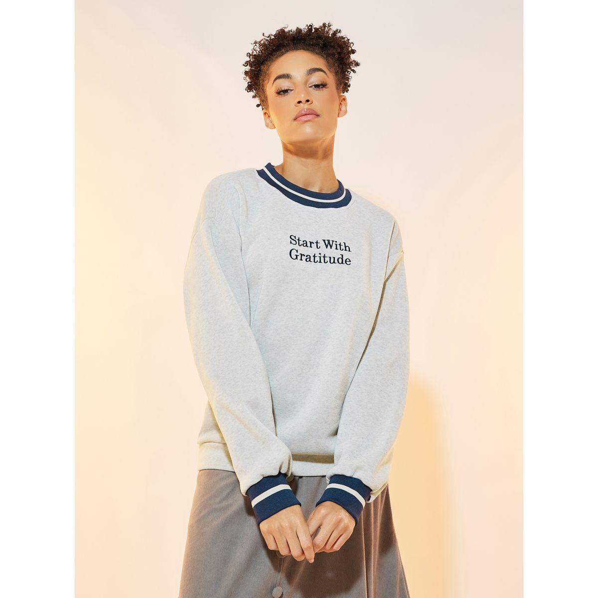 سويت شيرت بأكتاف منخفضة وكتابة مُطرّزة-women-clothing-hoodiesandsweatshirts-sweatshirts-image-1