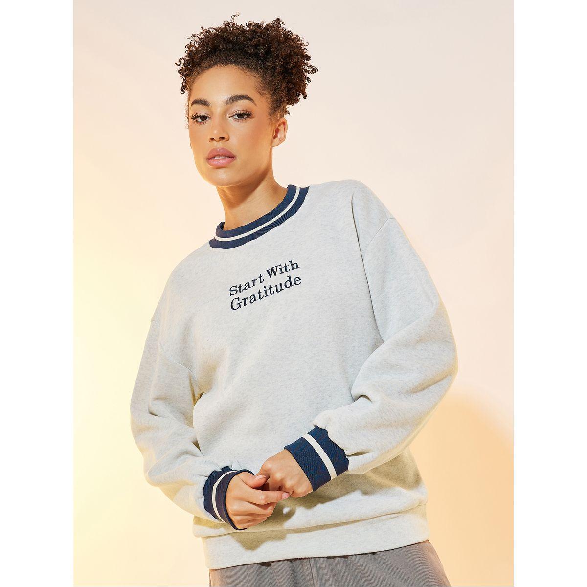 سويت شيرت بأكتاف منخفضة وكتابة مُطرّزة-women-clothing-hoodiesandsweatshirts-sweatshirts-image-5