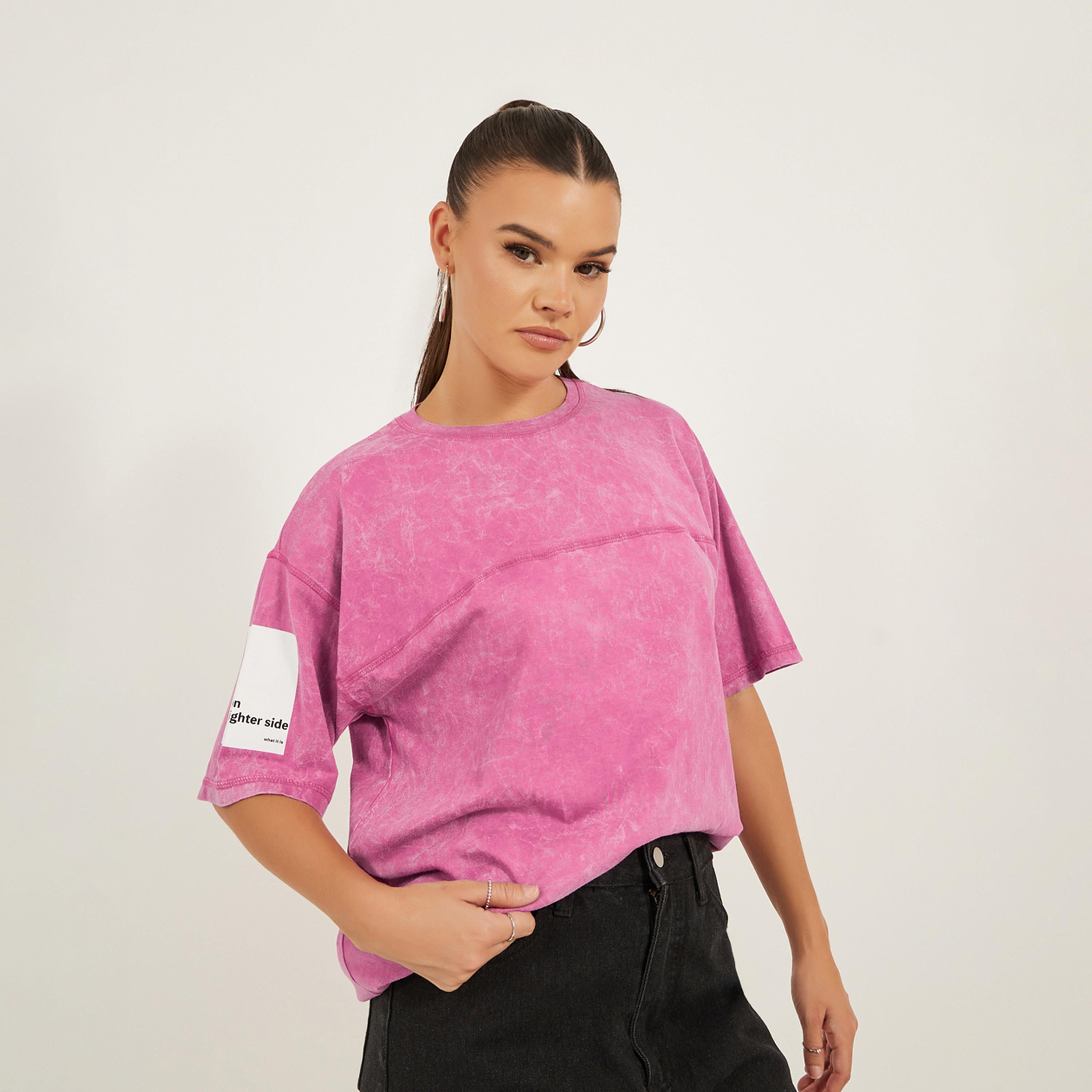 ستايلي - تي شيرت كبير الحجم مغسول بالحامض بطبعة شعار-women-clothing-tshirts-image-1
