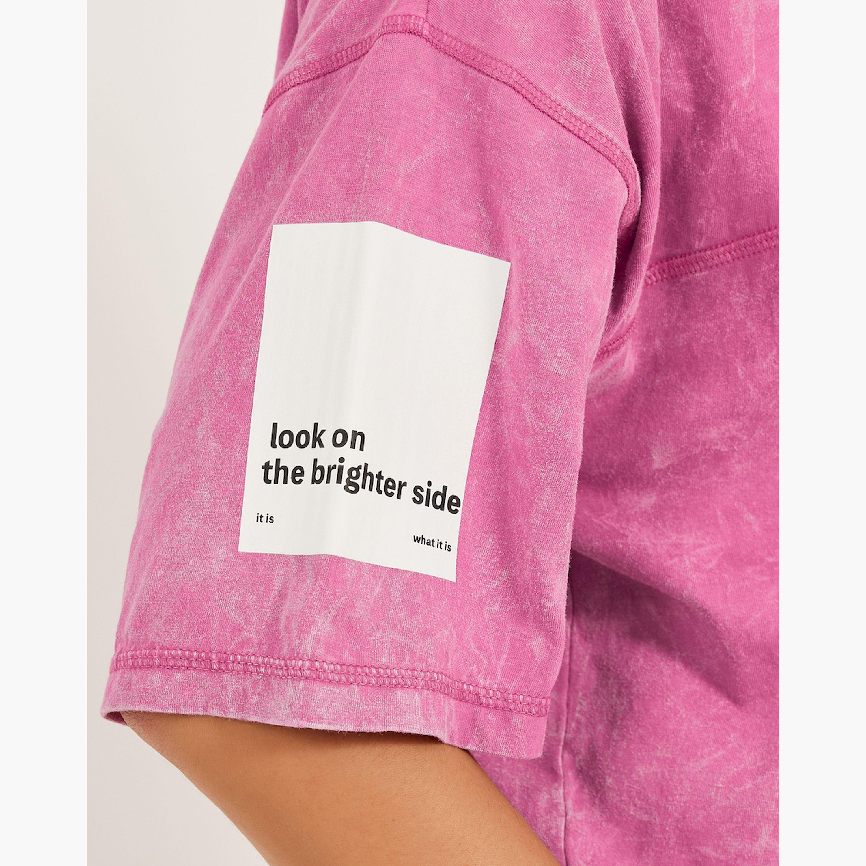ستايلي - تي شيرت كبير الحجم مغسول بالحامض بطبعة شعار-women-clothing-tshirts-image-4