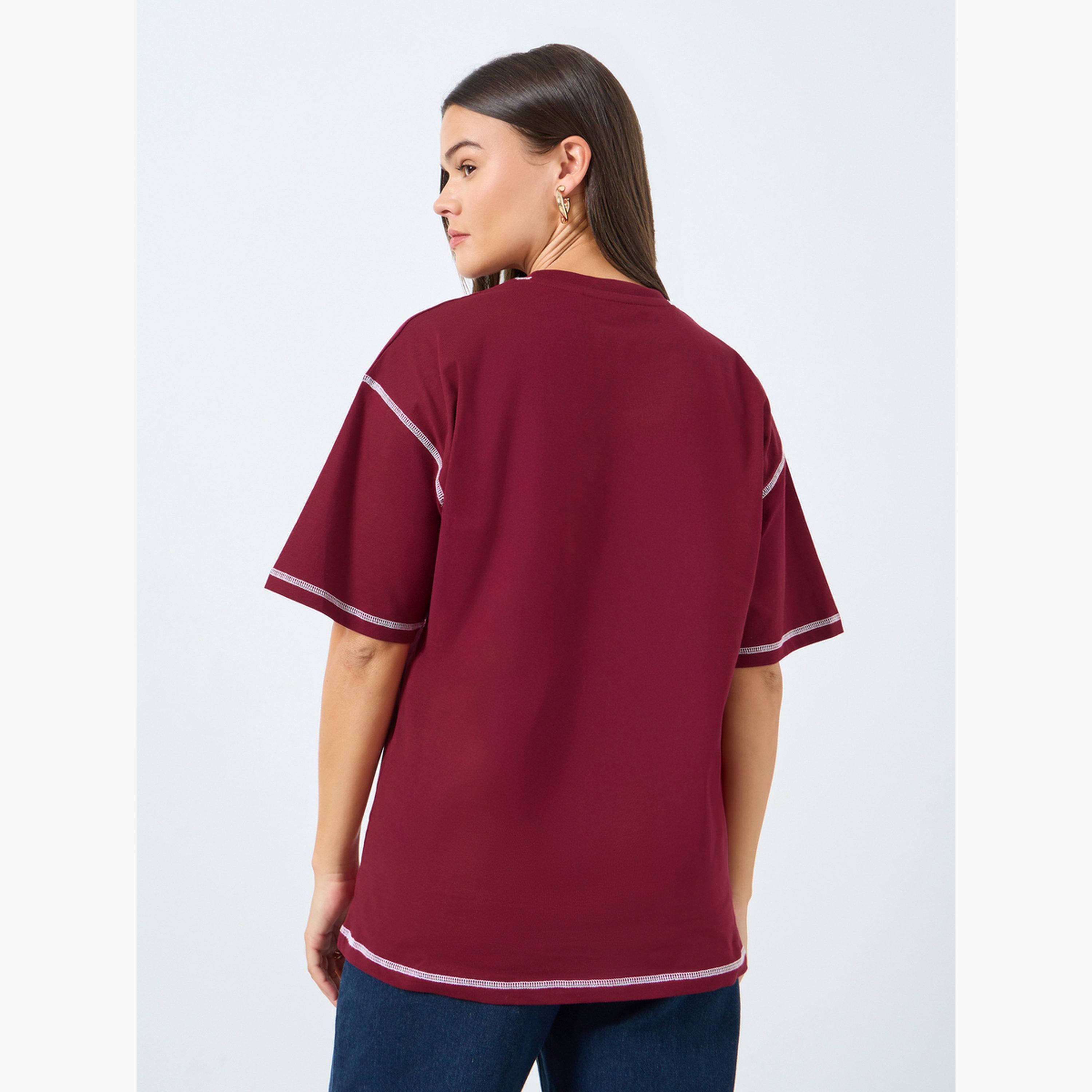ستايلي - تي شيرت حجم كبير بطباعة شعار وخياطة متقنة-women-clothing-tshirts-image-4